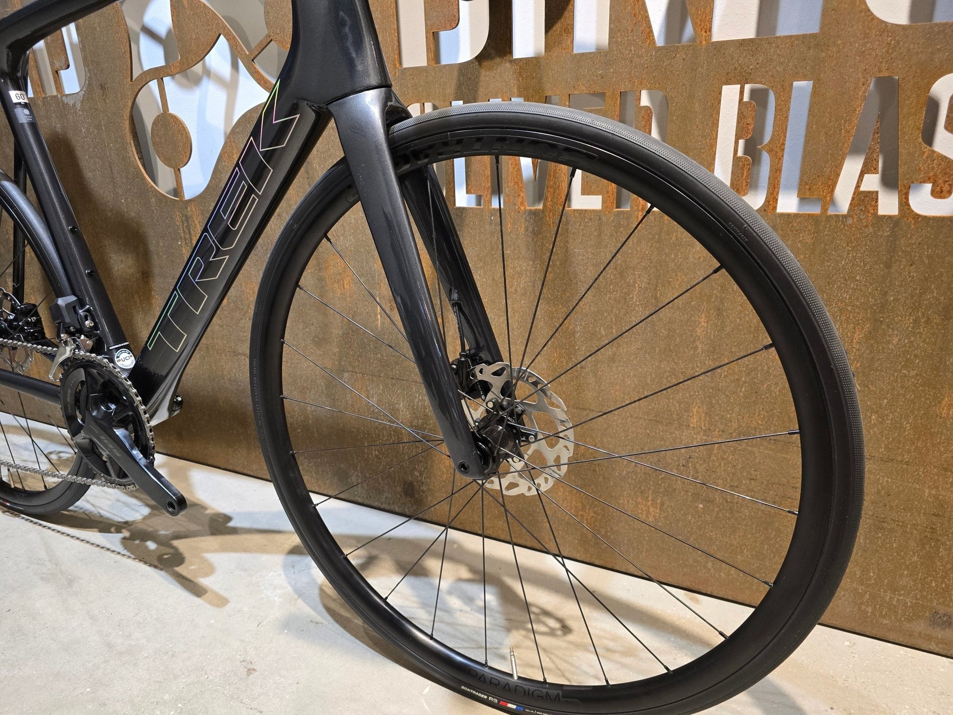 Rennrad von Trek, TREK EMONDA SL 6 PRO DI2 / CUSTOMBUILD / DNISTER BLACK / 60CM in variant_title vor USEDBIKES - OB.DE Hintergrund