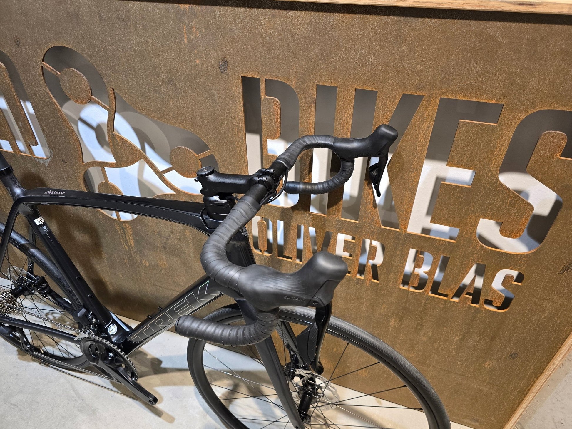 Rennrad von Trek, TREK EMONDA SL 6 PRO DI2 / CUSTOMBUILD / DNISTER BLACK / 60CM in variant_title vor USEDBIKES - OB.DE Hintergrund