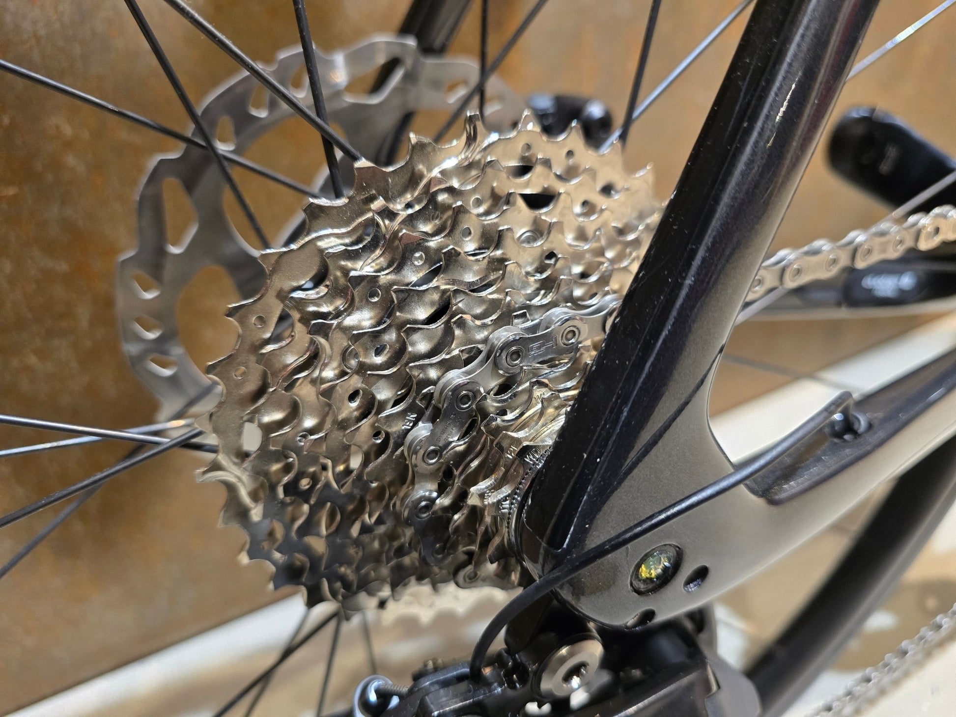 Rennrad von Trek, TREK EMONDA SL 6 PRO DI2 / CUSTOMBUILD / DNISTER BLACK / 60CM in variant_title vor USEDBIKES - OB.DE Hintergrund