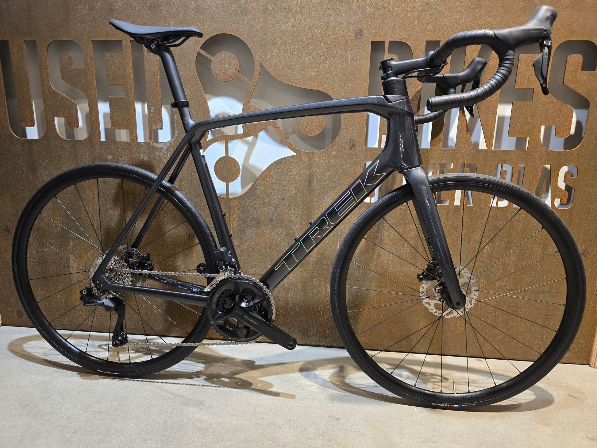 Rennrad von Trek, TREK EMONDA SL 6 PRO DI2 / CUSTOMBUILD / DNISTER BLACK / 60CM in variant_title vor USEDBIKES - OB.DE Hintergrund