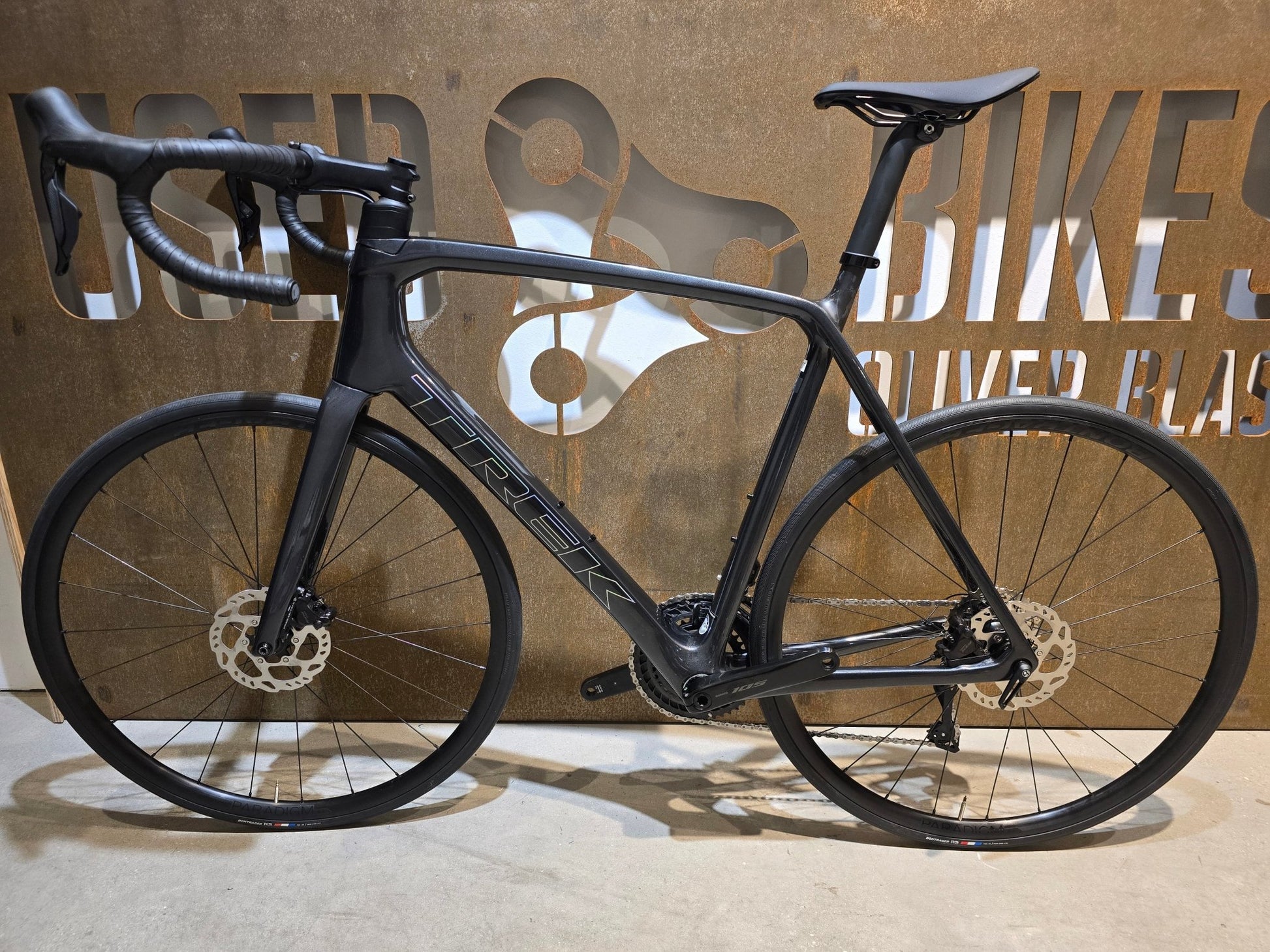 Rennrad von Trek, TREK EMONDA SL 6 PRO DI2 / CUSTOMBUILD / DNISTER BLACK / 60CM in variant_title vor USEDBIKES - OB.DE Hintergrund