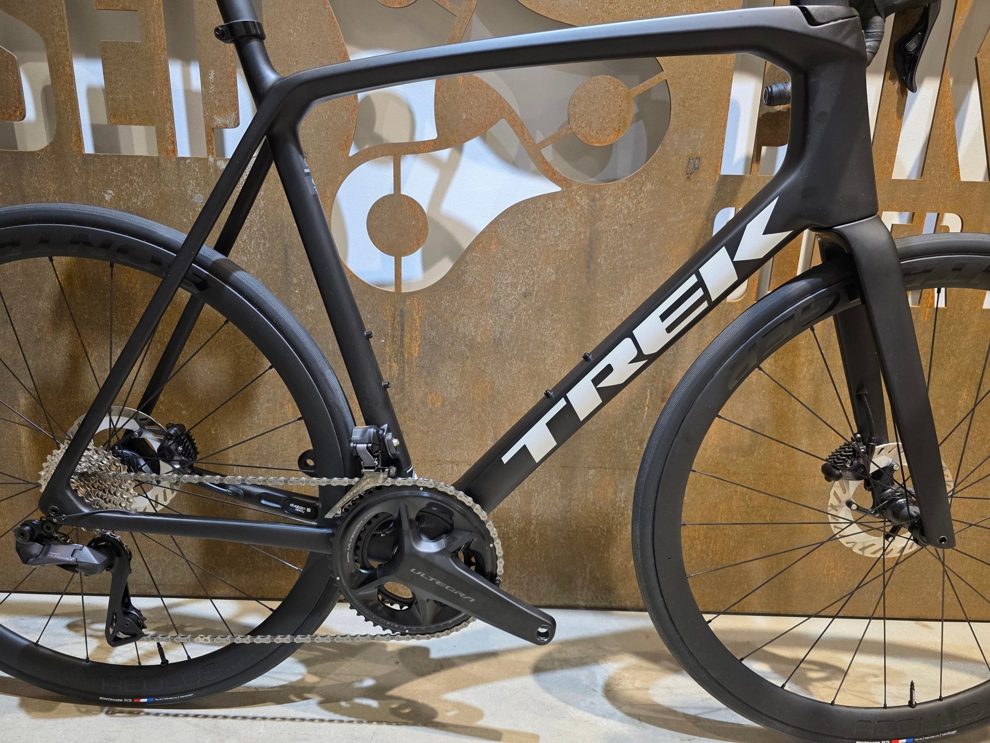 Rennrad von Trek, TREK EMONDA SL 7 / MATTE CARBON SMOKE / 62CM in variant_title vor USEDBIKES - OB.DE Hintergrund