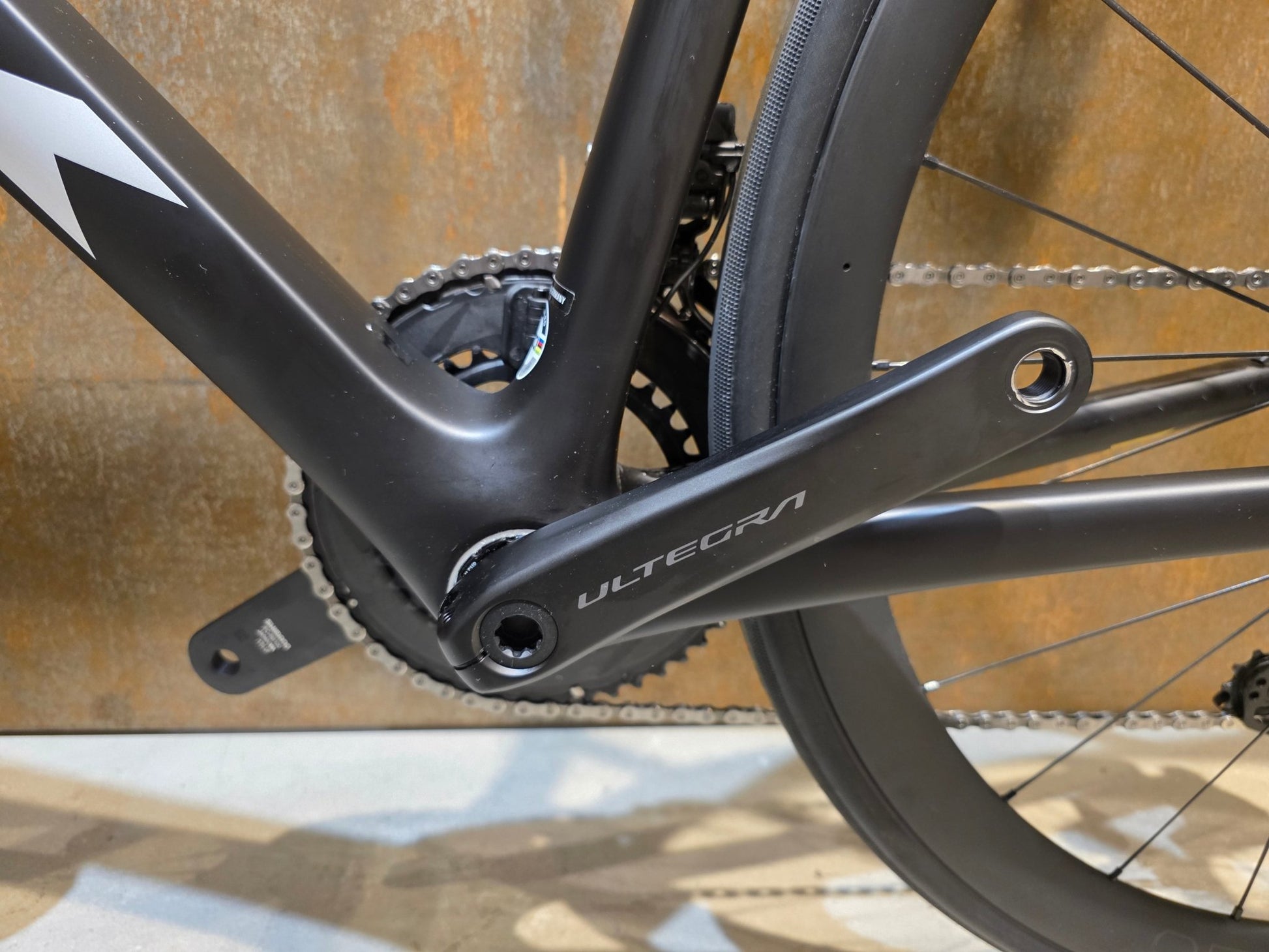 Rennrad von Trek, TREK EMONDA SL 7 / MATTE CARBON SMOKE / 62CM in variant_title vor USEDBIKES - OB.DE Hintergrund