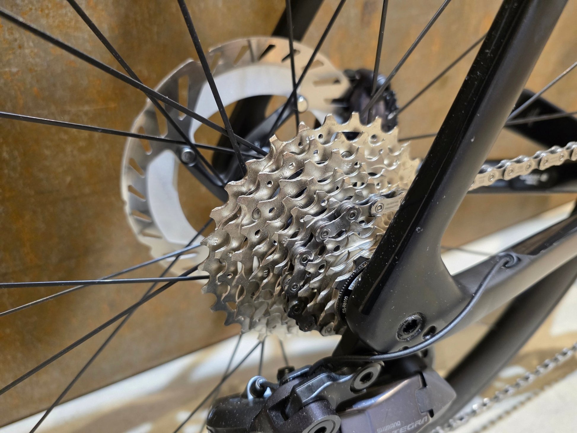 Rennrad von Trek, TREK EMONDA SL 7 / MATTE CARBON SMOKE / 62CM in variant_title vor USEDBIKES - OB.DE Hintergrund