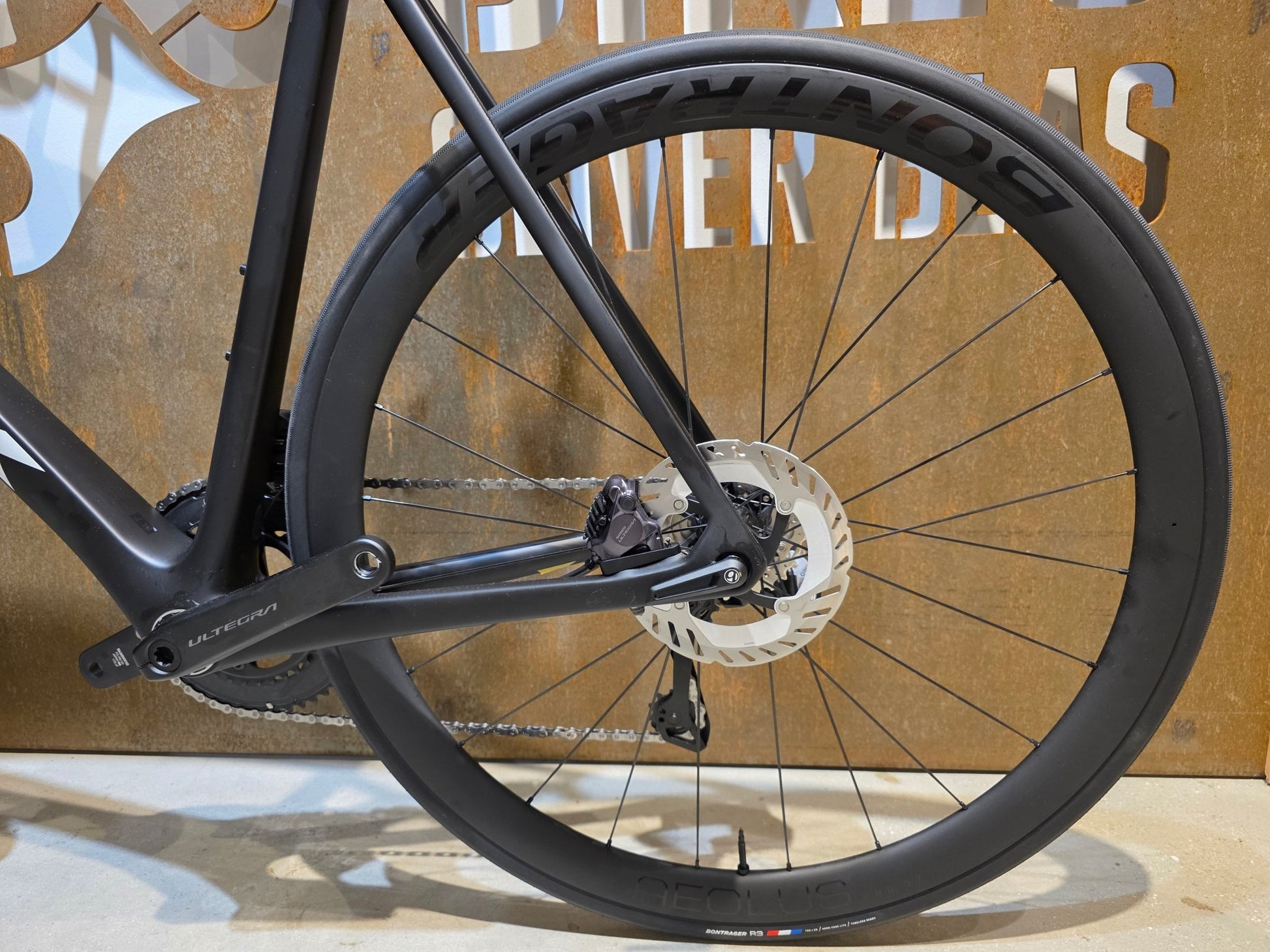 Rennrad von Trek, TREK EMONDA SL 7 / MATTE CARBON SMOKE / 62CM in variant_title vor USEDBIKES - OB.DE Hintergrund