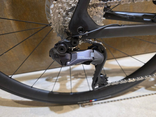 Rennrad von Trek, TREK EMONDA SL 7 / MATTE CARBON SMOKE / 62CM in variant_title vor USEDBIKES - OB.DE Hintergrund