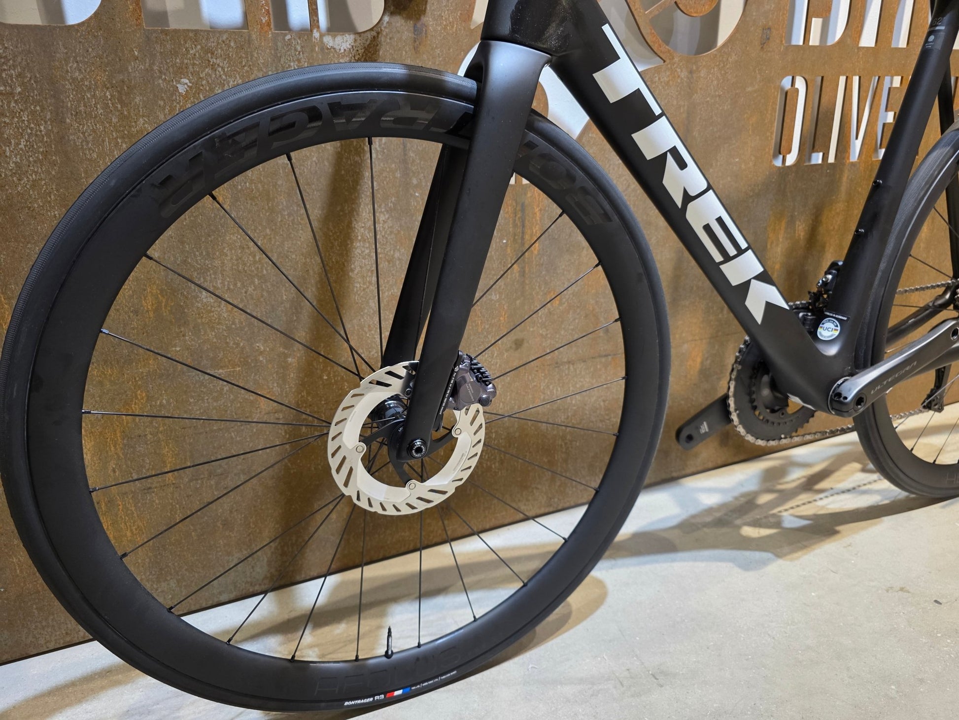 Rennrad von Trek, TREK EMONDA SL 7 / MATTE CARBON SMOKE / 62CM in variant_title vor USEDBIKES - OB.DE Hintergrund