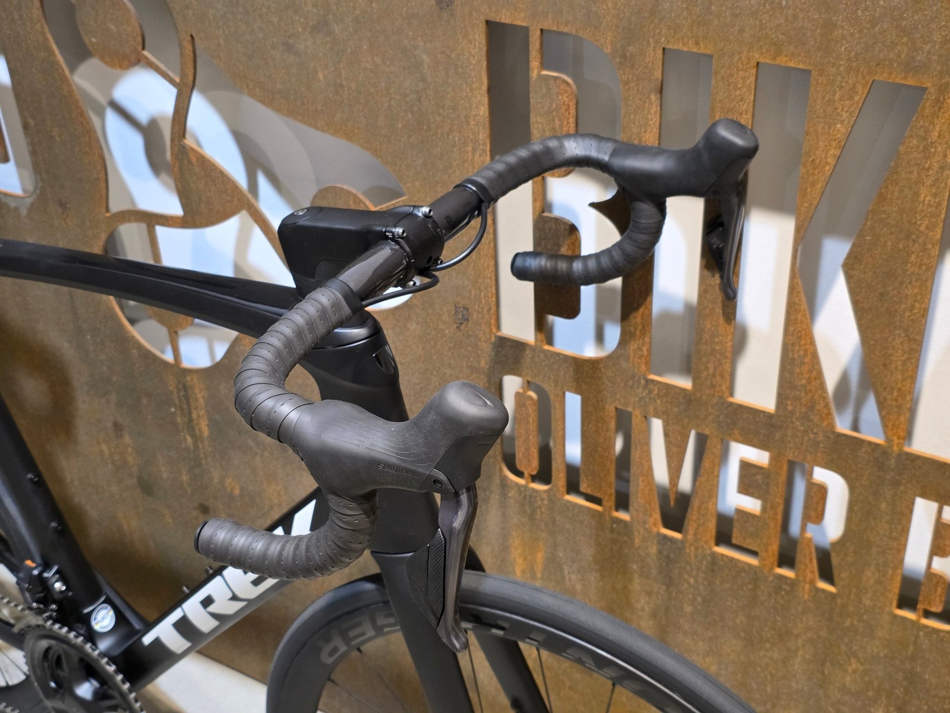 Rennrad von Trek, TREK EMONDA SL 7 / MATTE CARBON SMOKE / 62CM in variant_title vor USEDBIKES - OB.DE Hintergrund