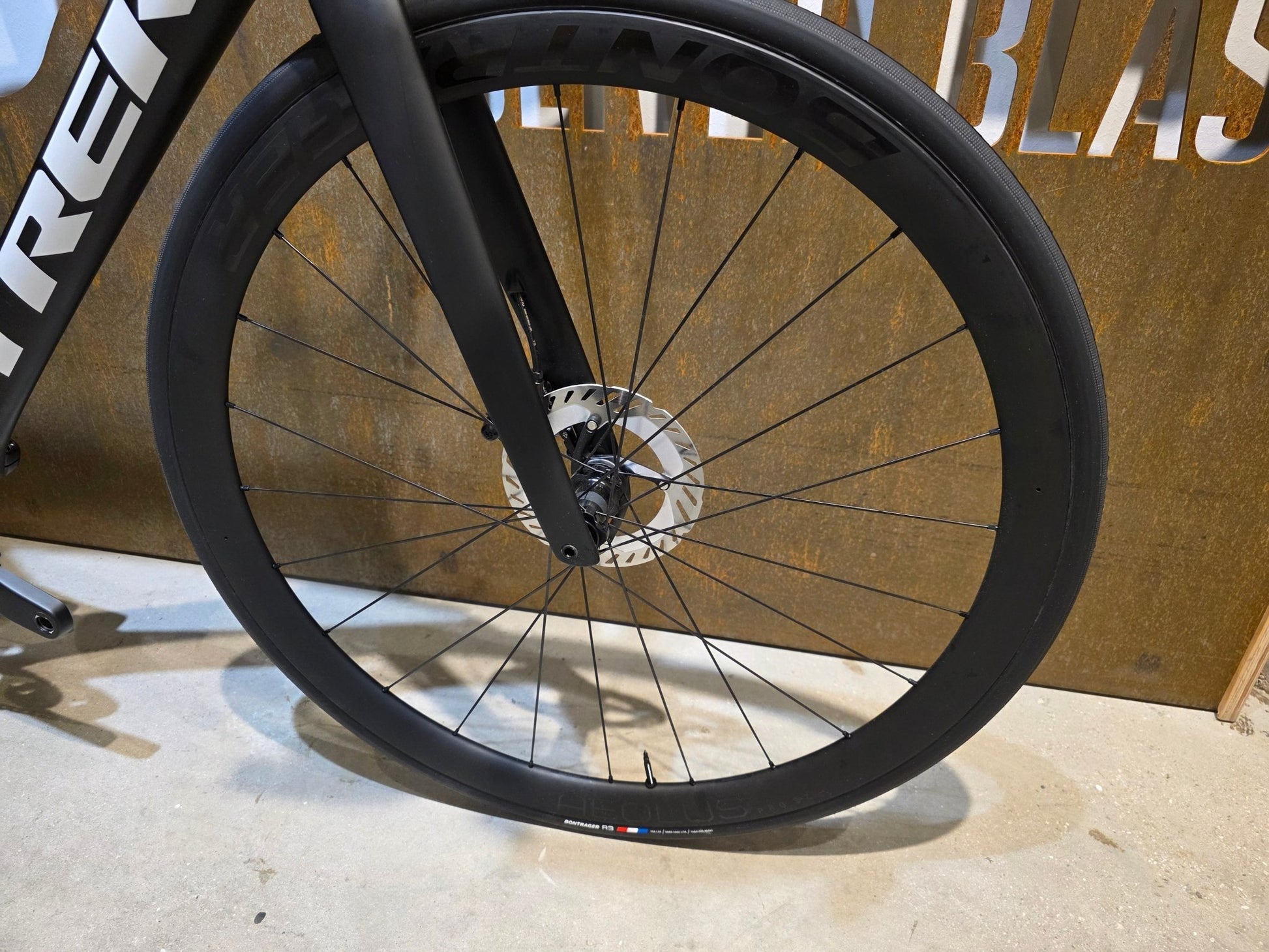 Rennrad von Trek, TREK EMONDA SL 7 / MATTE CARBON SMOKE / 62CM in variant_title vor USEDBIKES - OB.DE Hintergrund