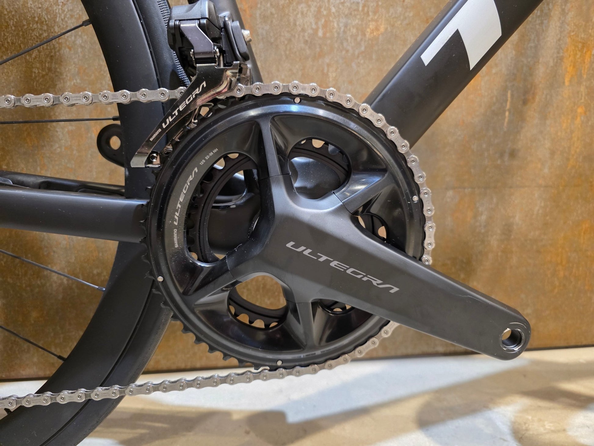 Rennrad von Trek, TREK EMONDA SL 7 / MATTE CARBON SMOKE / 62CM in variant_title vor USEDBIKES - OB.DE Hintergrund