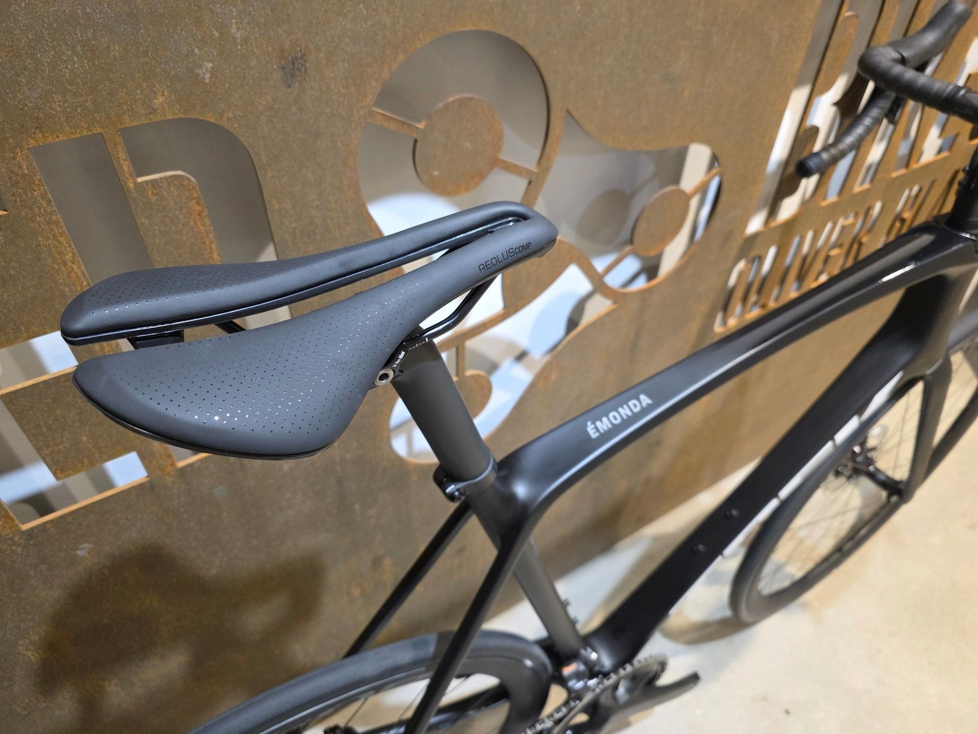 Rennrad von Trek, TREK EMONDA SL 7 / MATTE CARBON SMOKE / 62CM in variant_title vor USEDBIKES - OB.DE Hintergrund