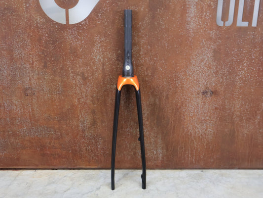 Federgabel, Gabel & Dämpfer von Trek, TREK EMONDA SL GABEL / FACTORY ORANGE vor USEDBIKES - OB.DE Hintergrund