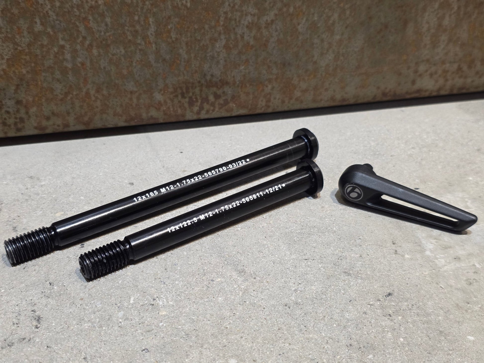 Zubehör von Trek, TREK EMONDA SL / SLR STECKACHSENKIT / SWITCH LEVER / VORNE & HINTEN in variant_title vor USEDBIKES - OB.DE Hintergrund