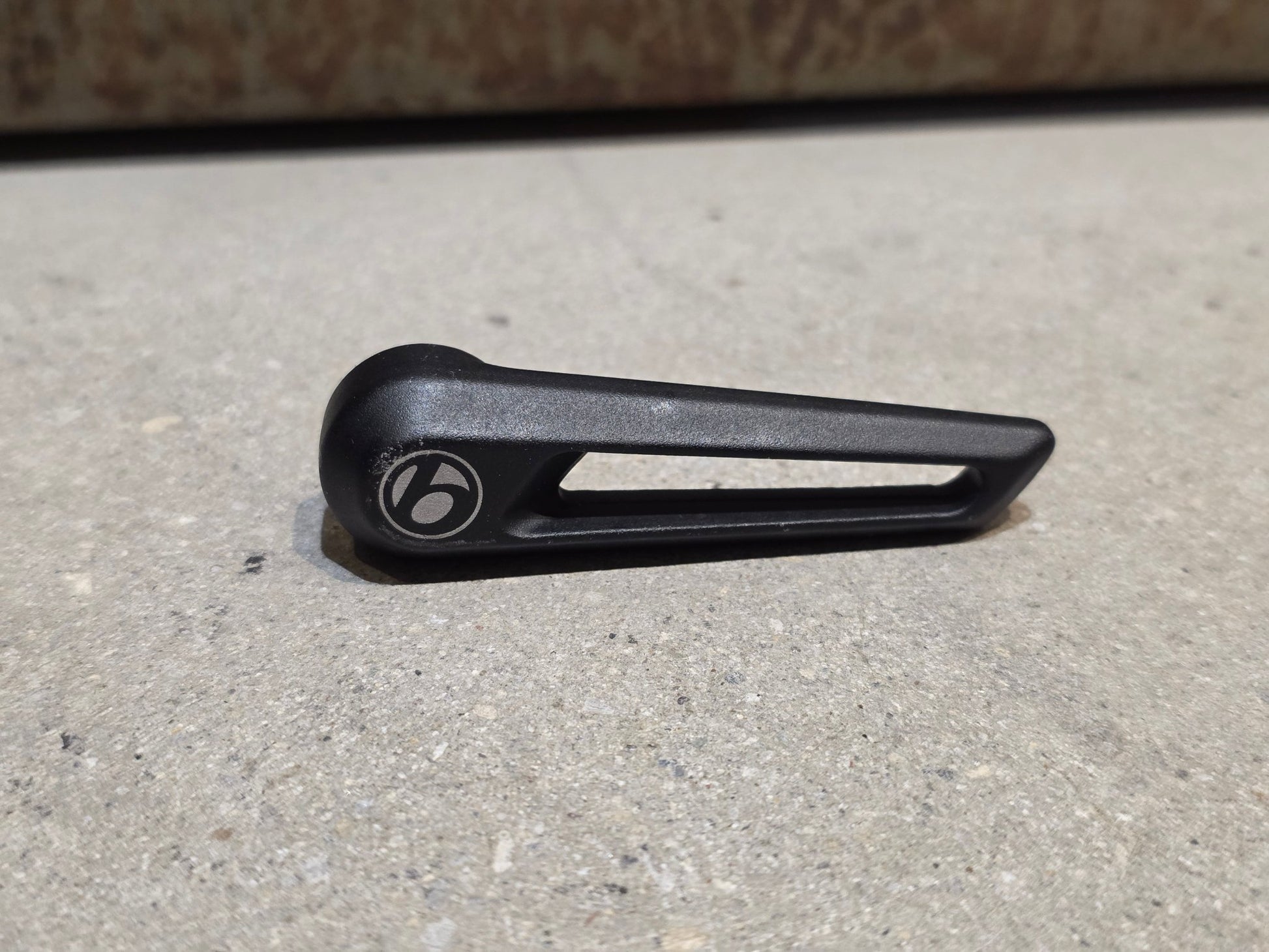 Zubehör von Trek, TREK EMONDA SL / SLR STECKACHSENKIT / SWITCH LEVER / VORNE & HINTEN in variant_title vor USEDBIKES - OB.DE Hintergrund