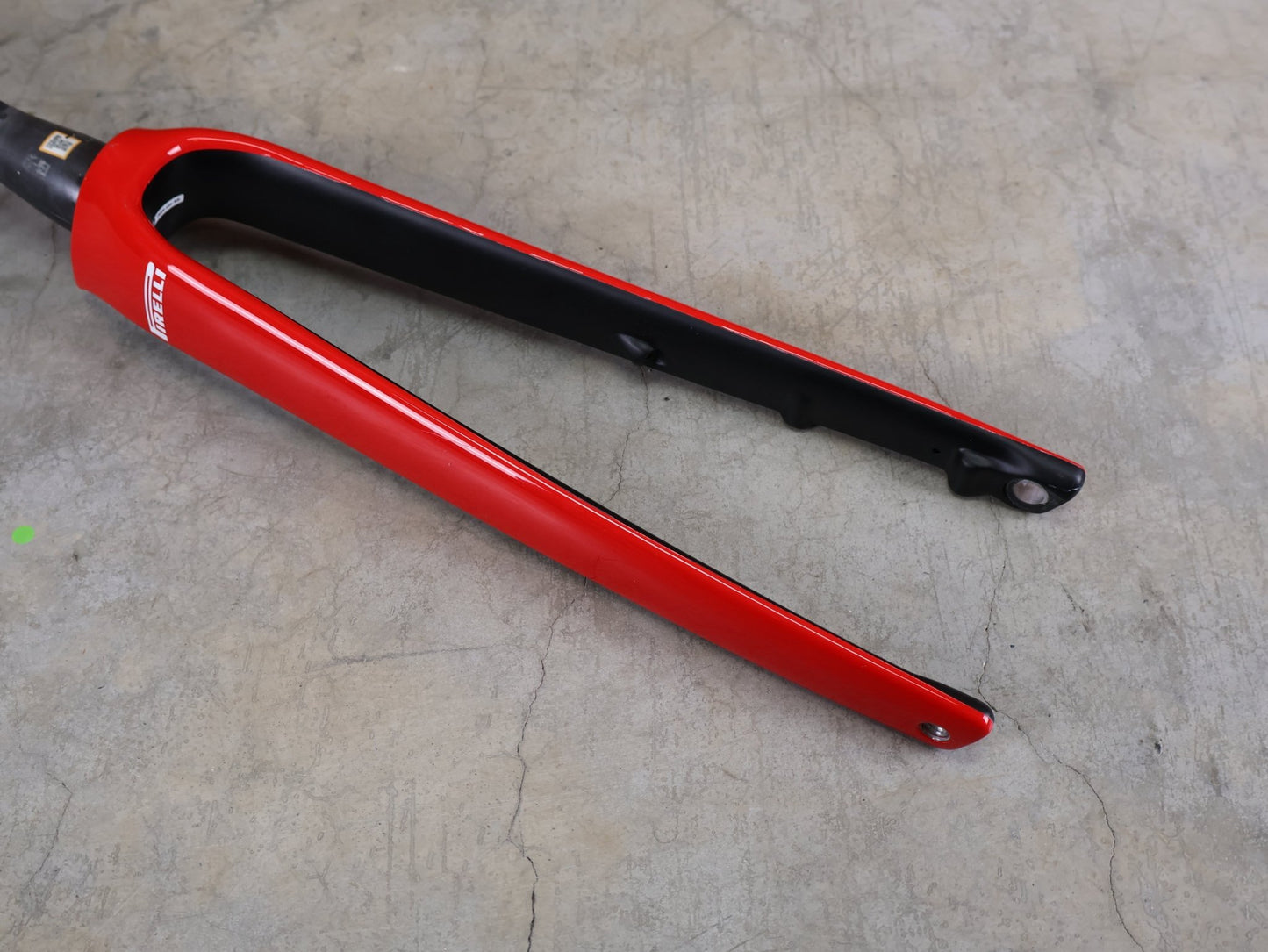 Federgabel, Gabel & Dämpfer von Trek, TREK ÉMONDA SLR 700C RIGID FORK – VIPER RED GLOSS / 45MM OFFSET – CARBON – TREK FACTORY EDITION vor USEDBIKES - OB.DE Hintergrund