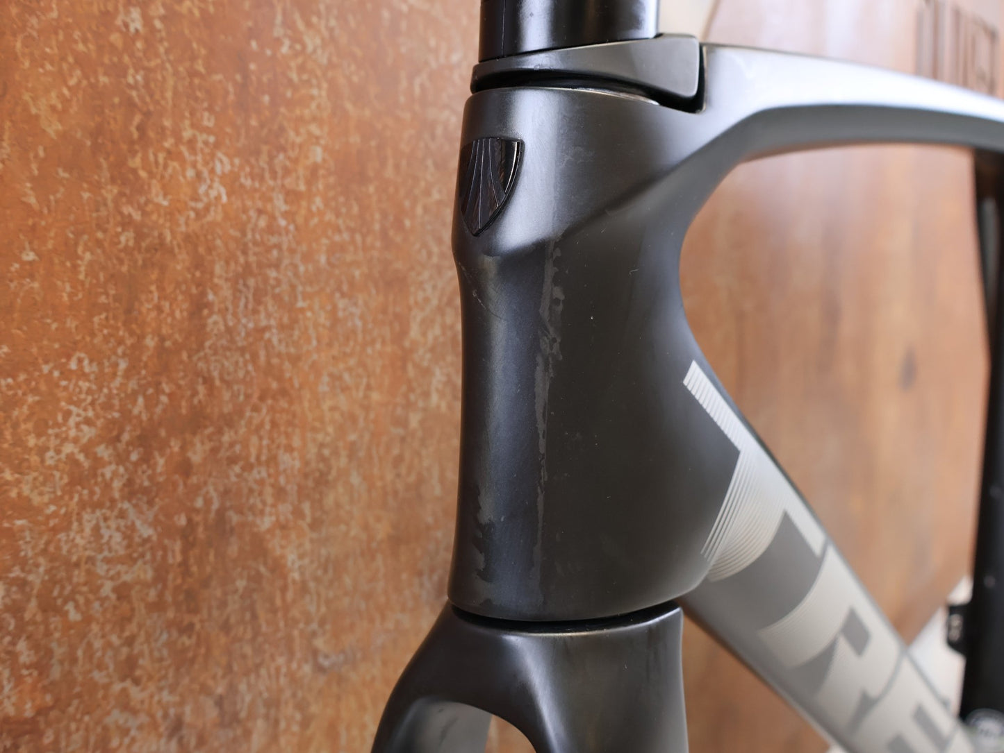 Rennradrahmen von Trek, TREK EMONDA SLR CARBON RAHMENSET MATTE ONYX / 56 vor USEDBIKES-OB.DE Hintergrund