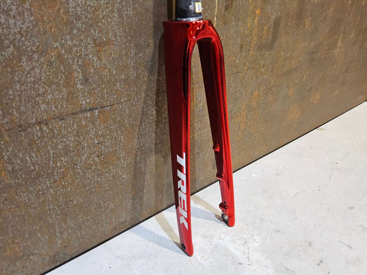 Federgabel, Gabel & Dämpfer von Trek, TREK EMONDA SLR GABEL / RUBY CHROMA / PROJECT ONE vor USEDBIKES - OB.DE Hintergrund