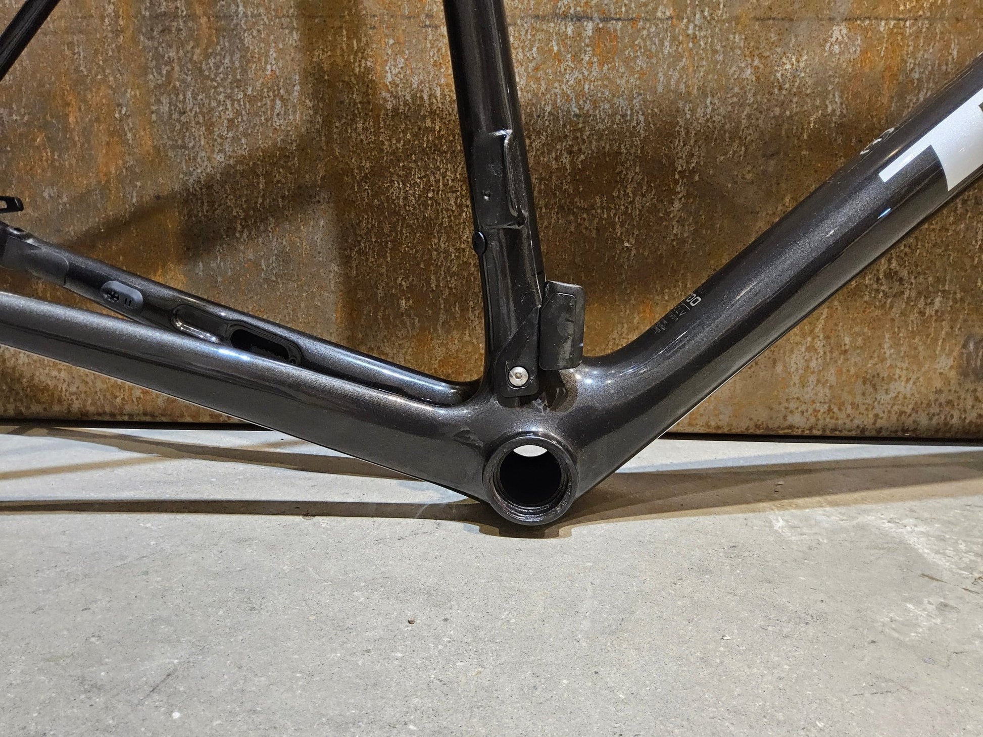 Rennradrahmen von Trek, TREK EMONDA SLR H2 RAHMENSET / DISC / 56CM / WARTUNGSBEDÜRFTIG vor USEDBIKES - OB.DE Hintergrund