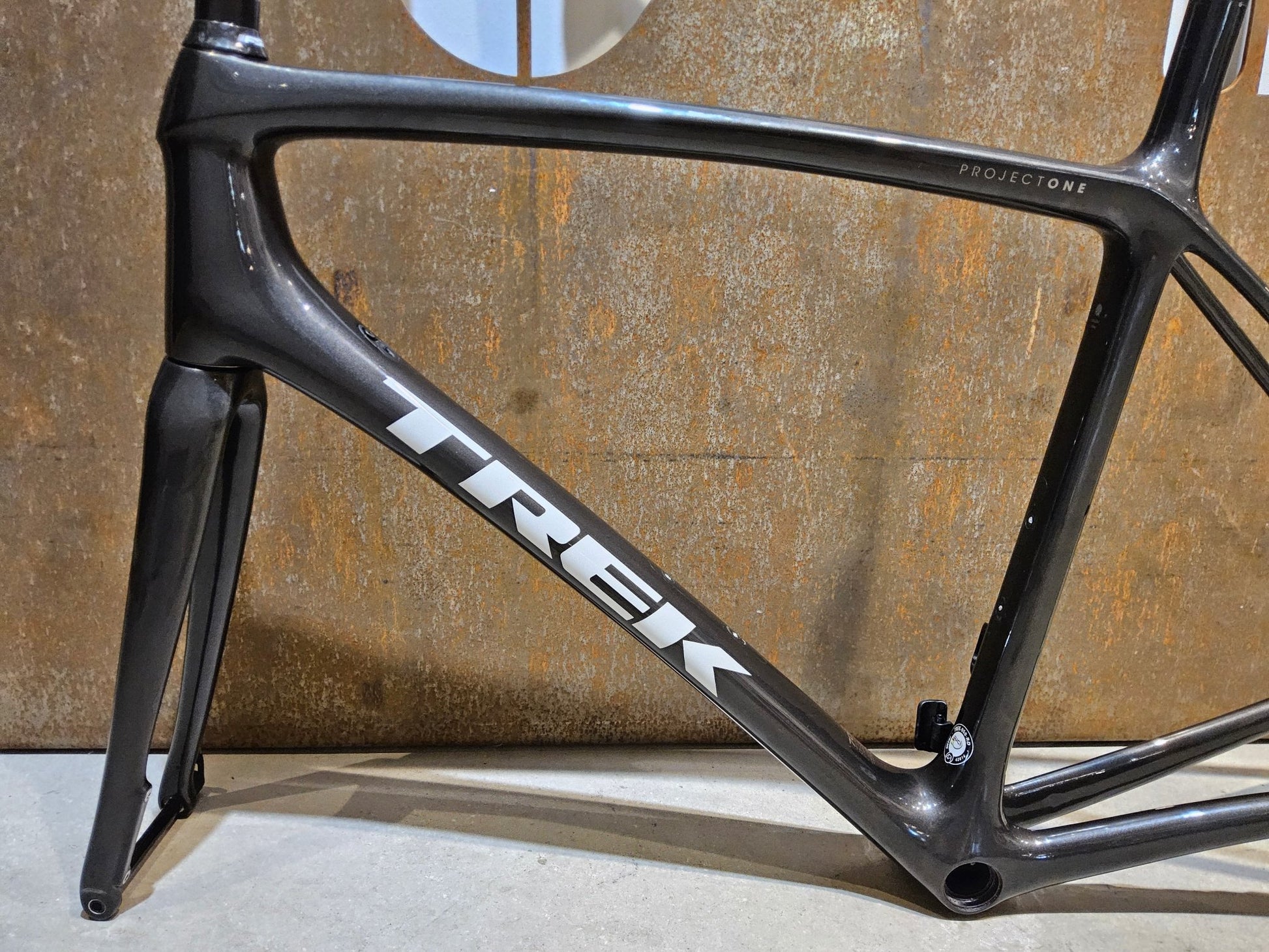 Rennradrahmen von Trek, TREK EMONDA SLR H2 RAHMENSET / DISC / 56CM / WARTUNGSBEDÜRFTIG vor USEDBIKES - OB.DE Hintergrund