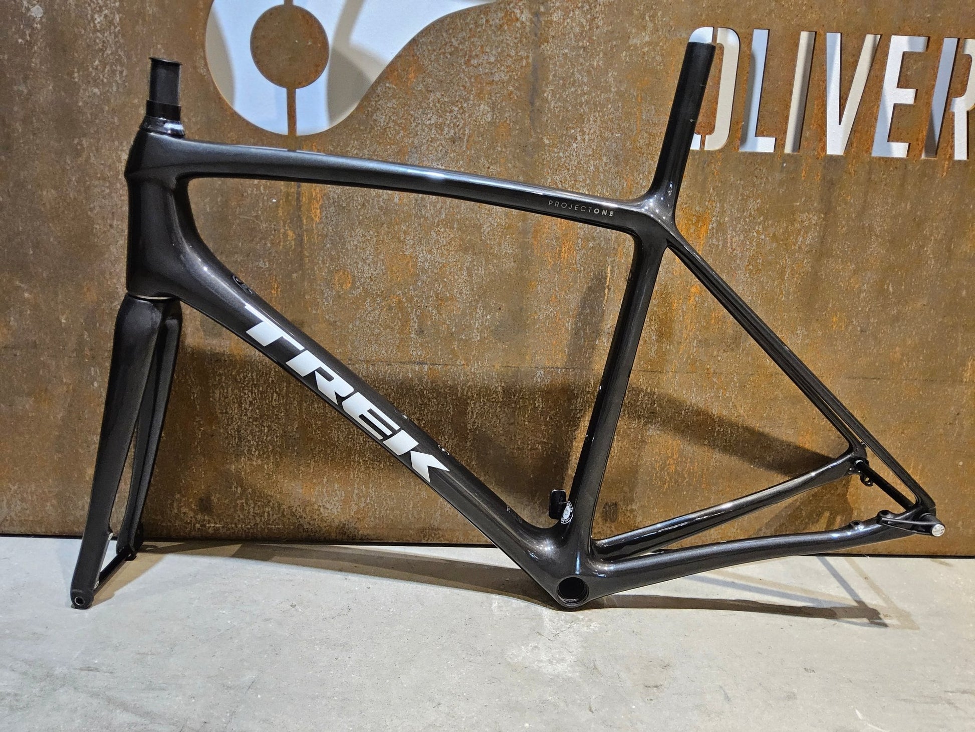 Rennradrahmen von Trek, TREK EMONDA SLR H2 RAHMENSET / DISC / 56CM / WARTUNGSBEDÜRFTIG vor USEDBIKES - OB.DE Hintergrund