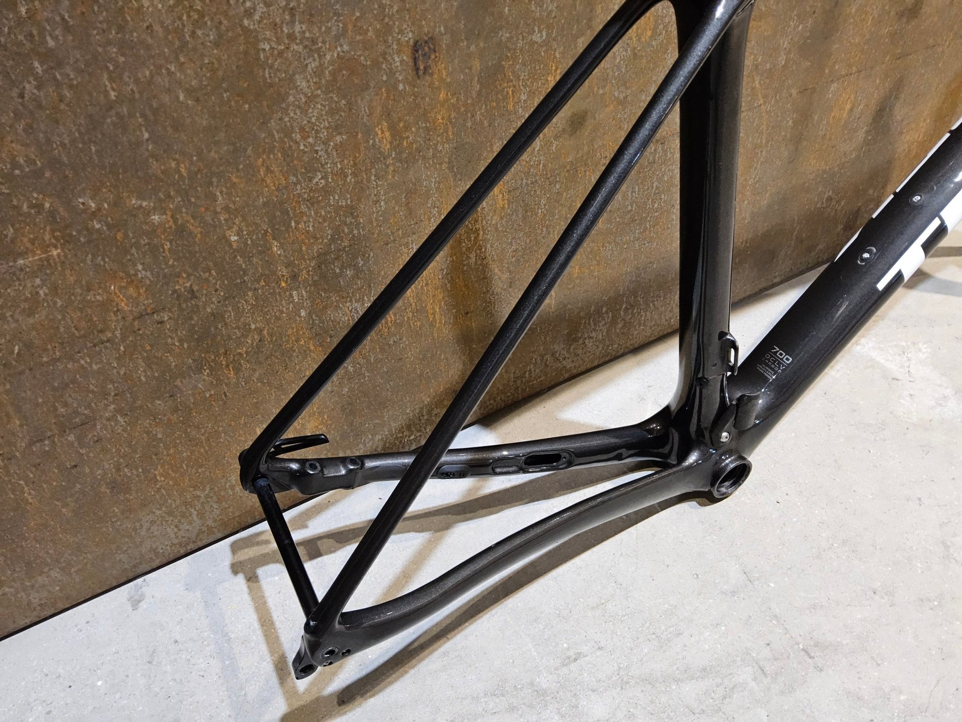 Rennradrahmen von Trek, TREK EMONDA SLR H2 RAHMENSET / DISC / 56CM / WARTUNGSBEDÜRFTIG vor USEDBIKES - OB.DE Hintergrund