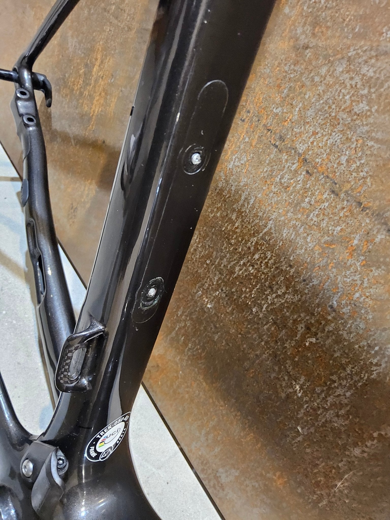 Rennradrahmen von Trek, TREK EMONDA SLR H2 RAHMENSET / DISC / 56CM / WARTUNGSBEDÜRFTIG vor USEDBIKES - OB.DE Hintergrund