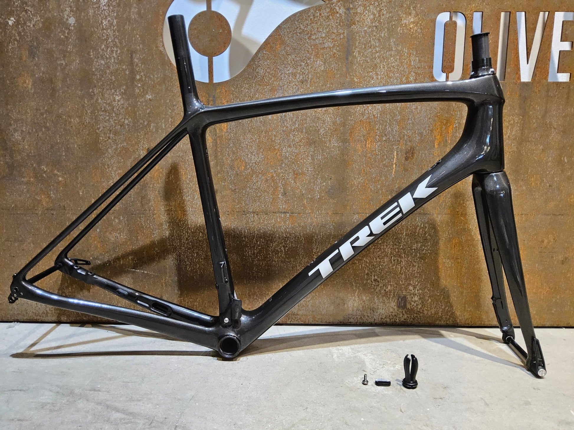 Rennradrahmen von Trek, TREK EMONDA SLR H2 RAHMENSET / DISC / 56CM / WARTUNGSBEDÜRFTIG vor USEDBIKES - OB.DE Hintergrund