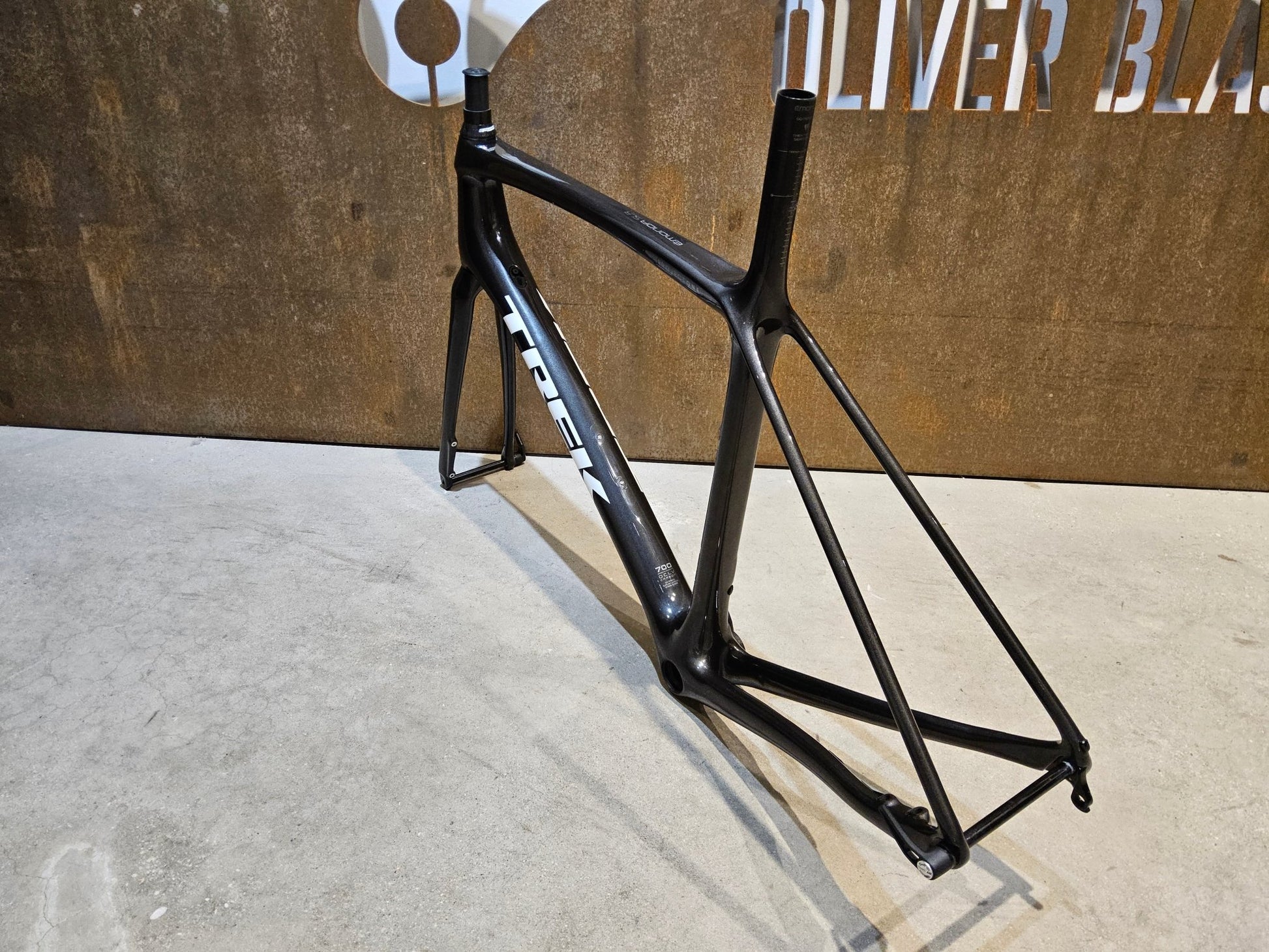 Rennradrahmen von Trek, TREK EMONDA SLR H2 RAHMENSET / DISC / 56CM / WARTUNGSBEDÜRFTIG vor USEDBIKES - OB.DE Hintergrund