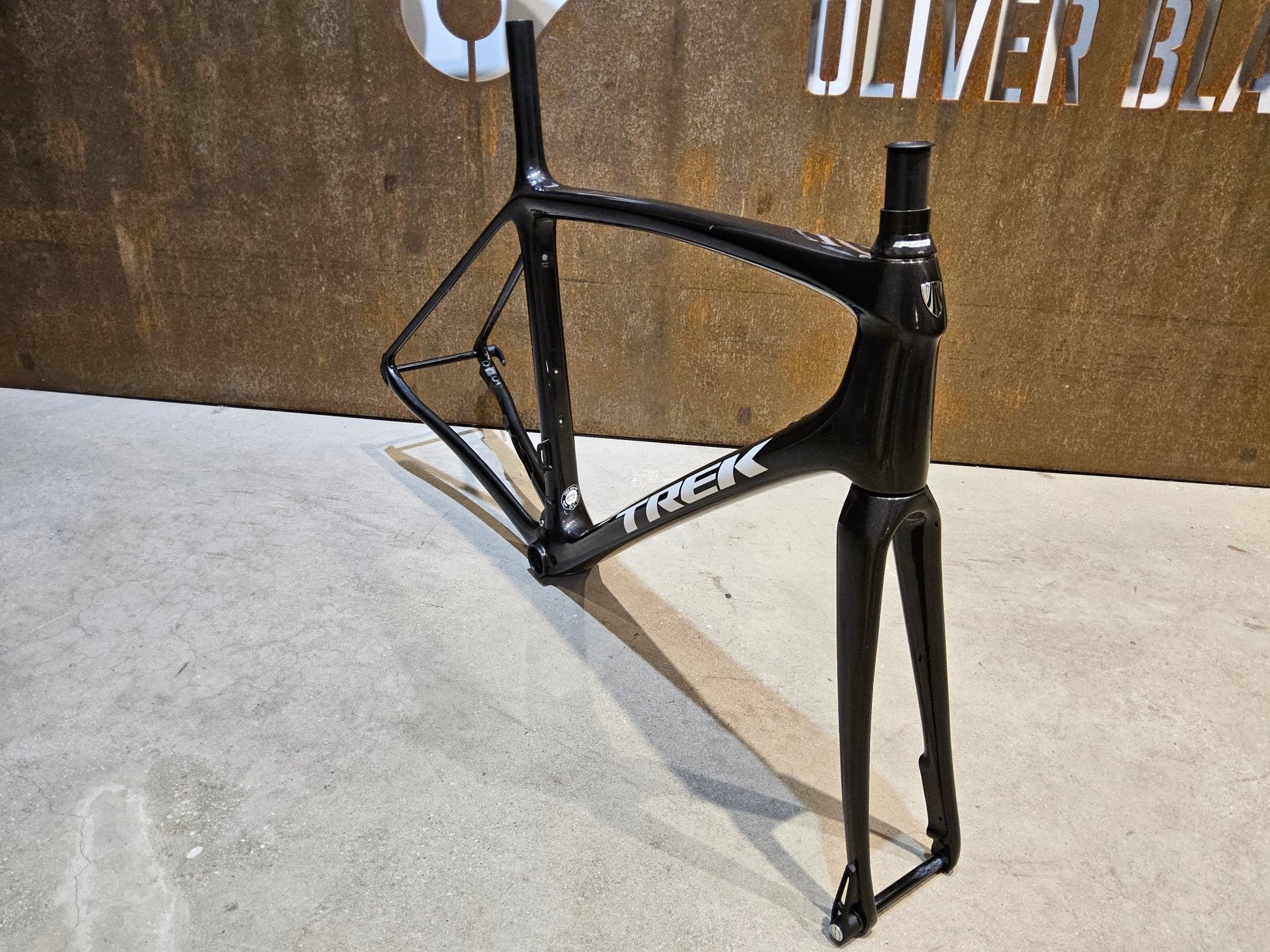 Rennradrahmen von Trek, TREK EMONDA SLR H2 RAHMENSET / DISC / 56CM / WARTUNGSBEDÜRFTIG vor USEDBIKES - OB.DE Hintergrund