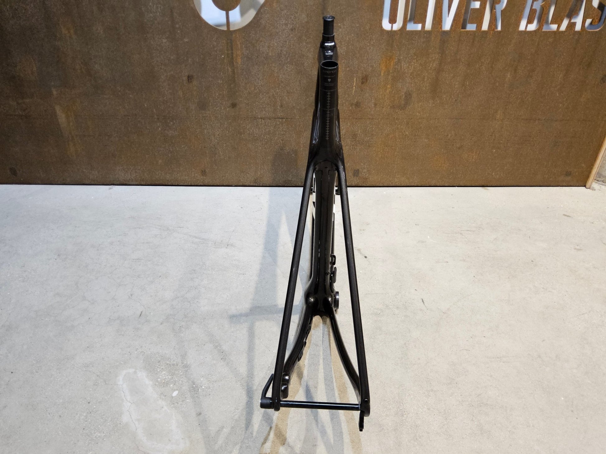 Rennradrahmen von Trek, TREK EMONDA SLR H2 RAHMENSET / DISC / 56CM / WARTUNGSBEDÜRFTIG vor USEDBIKES - OB.DE Hintergrund