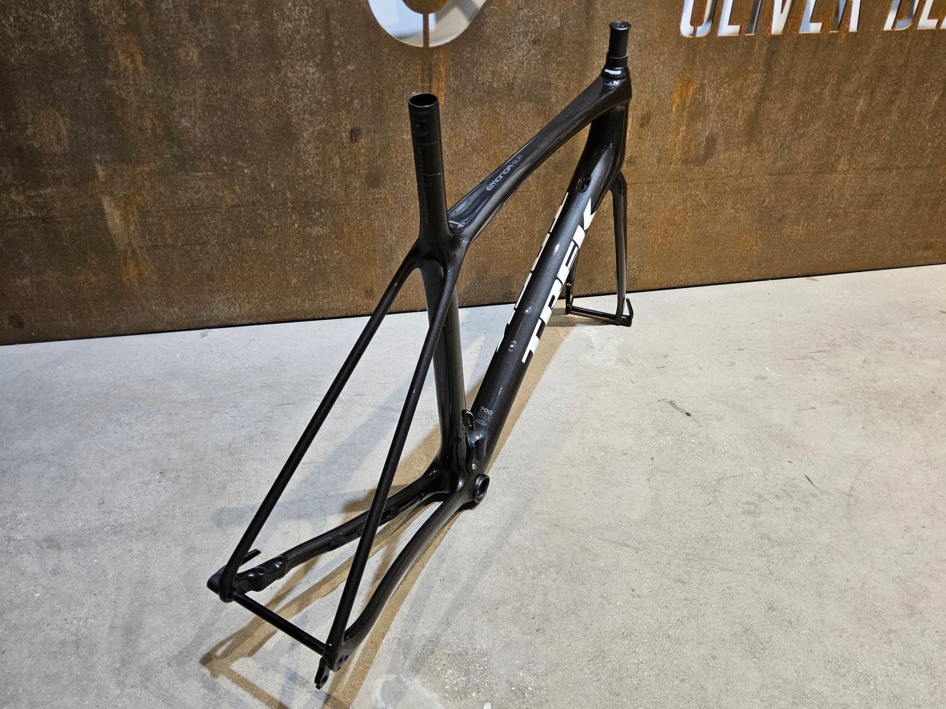 Rennradrahmen von Trek, TREK EMONDA SLR H2 RAHMENSET / DISC / 56CM / WARTUNGSBEDÜRFTIG vor USEDBIKES - OB.DE Hintergrund