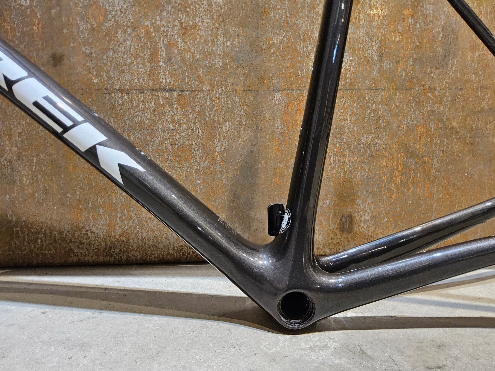 Rennradrahmen von Trek, TREK EMONDA SLR H2 RAHMENSET / DISC / 56CM / WARTUNGSBEDÜRFTIG vor USEDBIKES - OB.DE Hintergrund