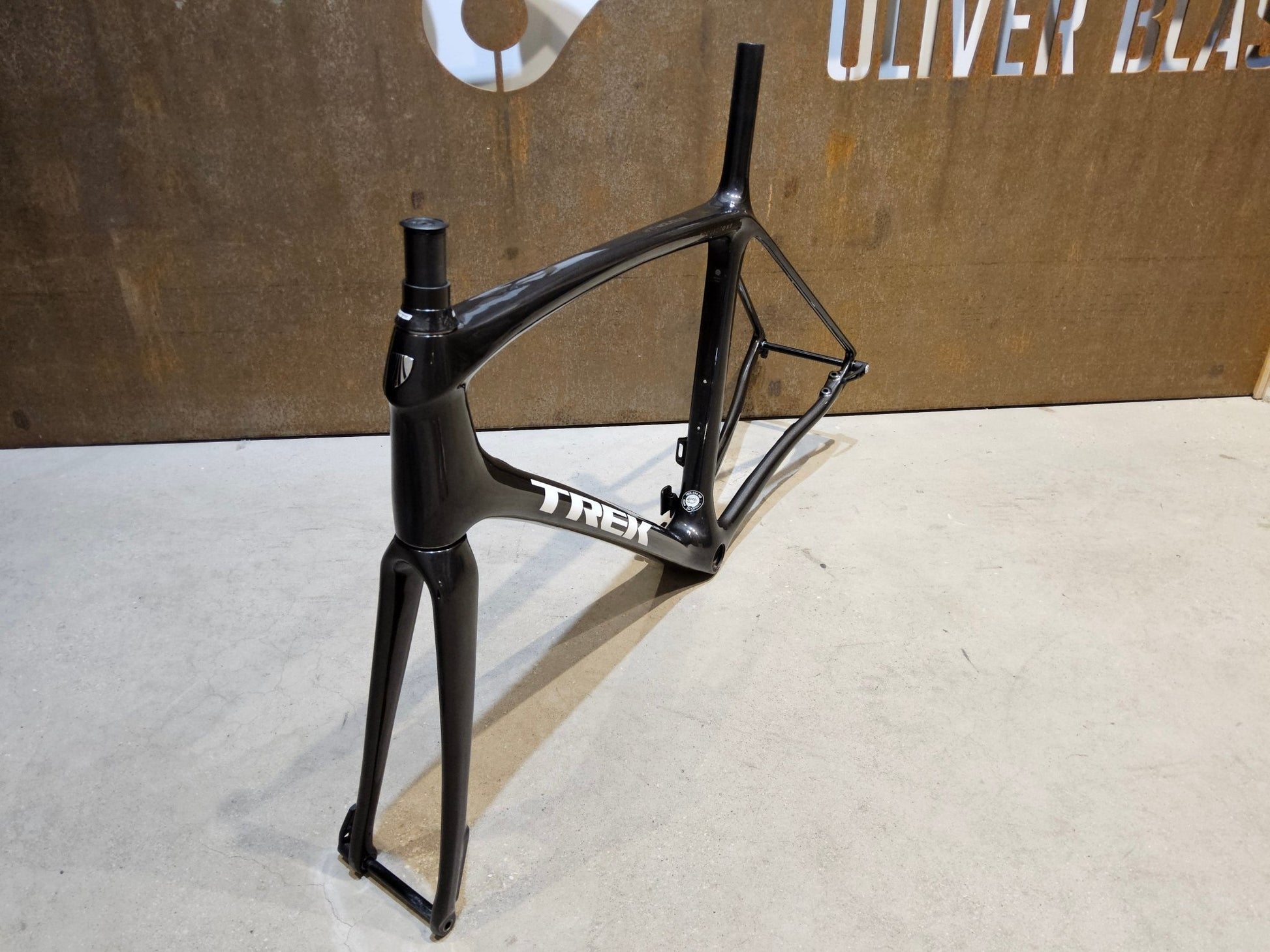Rennradrahmen von Trek, TREK EMONDA SLR H2 RAHMENSET / DISC / 56CM / WARTUNGSBEDÜRFTIG vor USEDBIKES - OB.DE Hintergrund