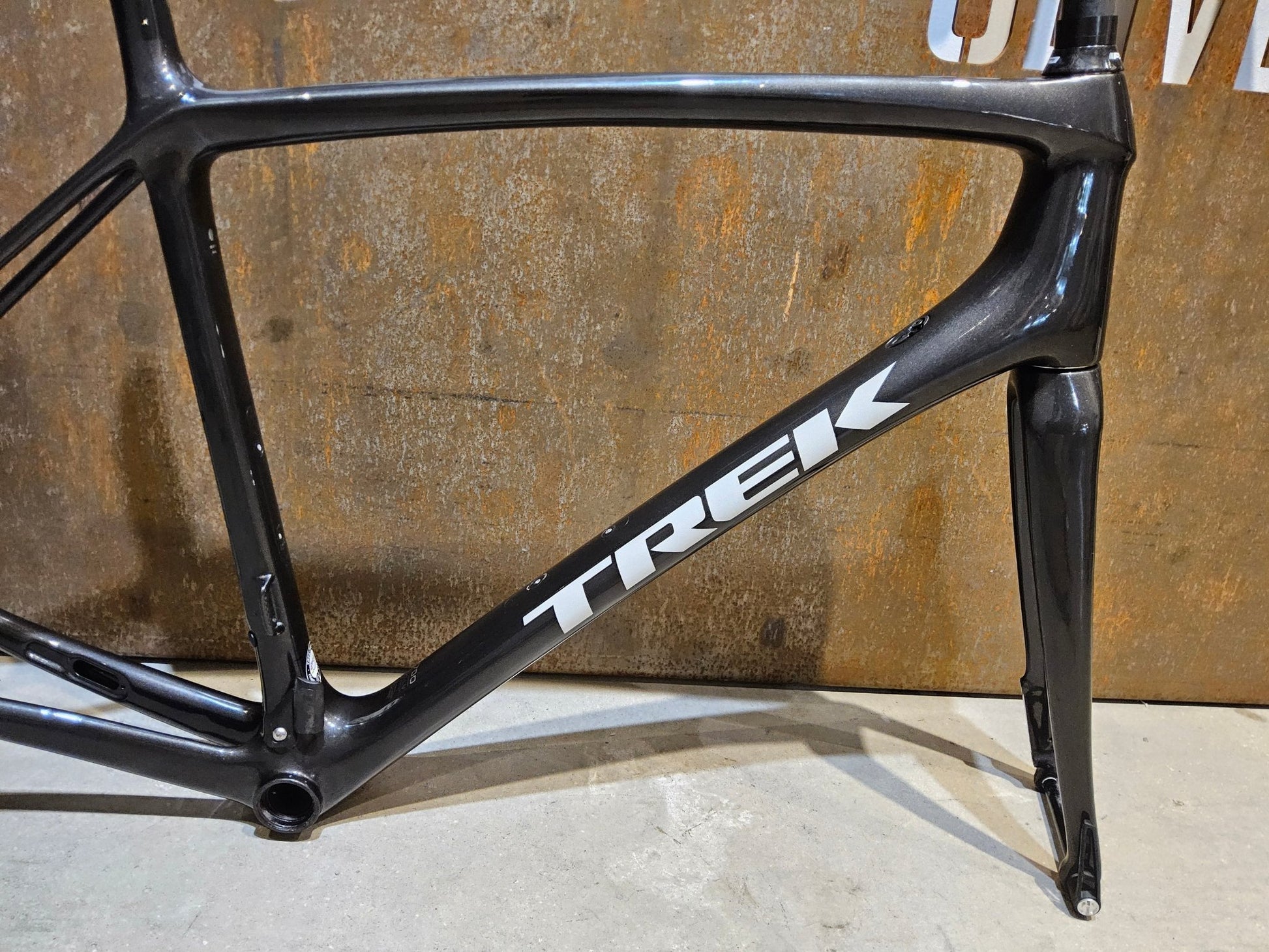 Rennradrahmen von Trek, TREK EMONDA SLR H2 RAHMENSET / DISC / 56CM / WARTUNGSBEDÜRFTIG vor USEDBIKES - OB.DE Hintergrund