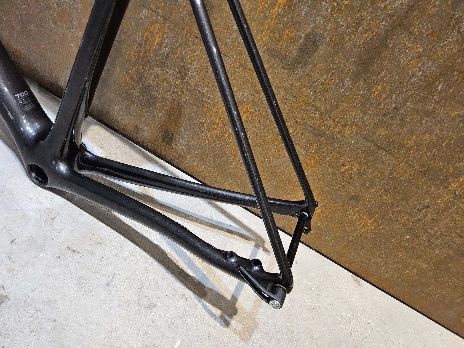 Rennradrahmen von Trek, TREK EMONDA SLR H2 RAHMENSET / DISC / 56CM / WARTUNGSBEDÜRFTIG vor USEDBIKES - OB.DE Hintergrund