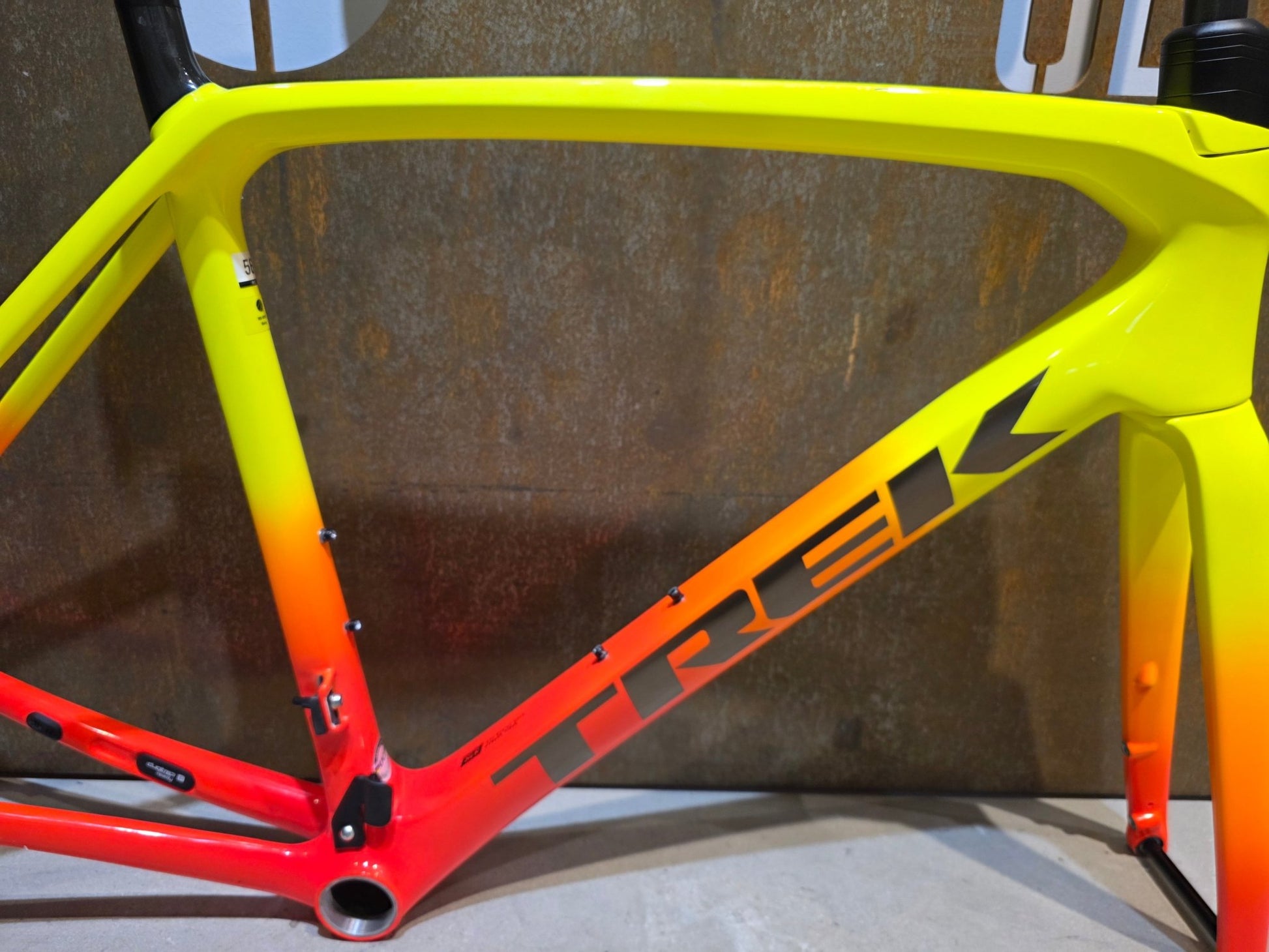 Rennradrahmen von Trek, TREK EMONDA SLR RAHMENSET / DISC / 56CM / WARTUNGSBEDÜRTIG in variant_title vor USEDBIKES - OB.DE Hintergrund