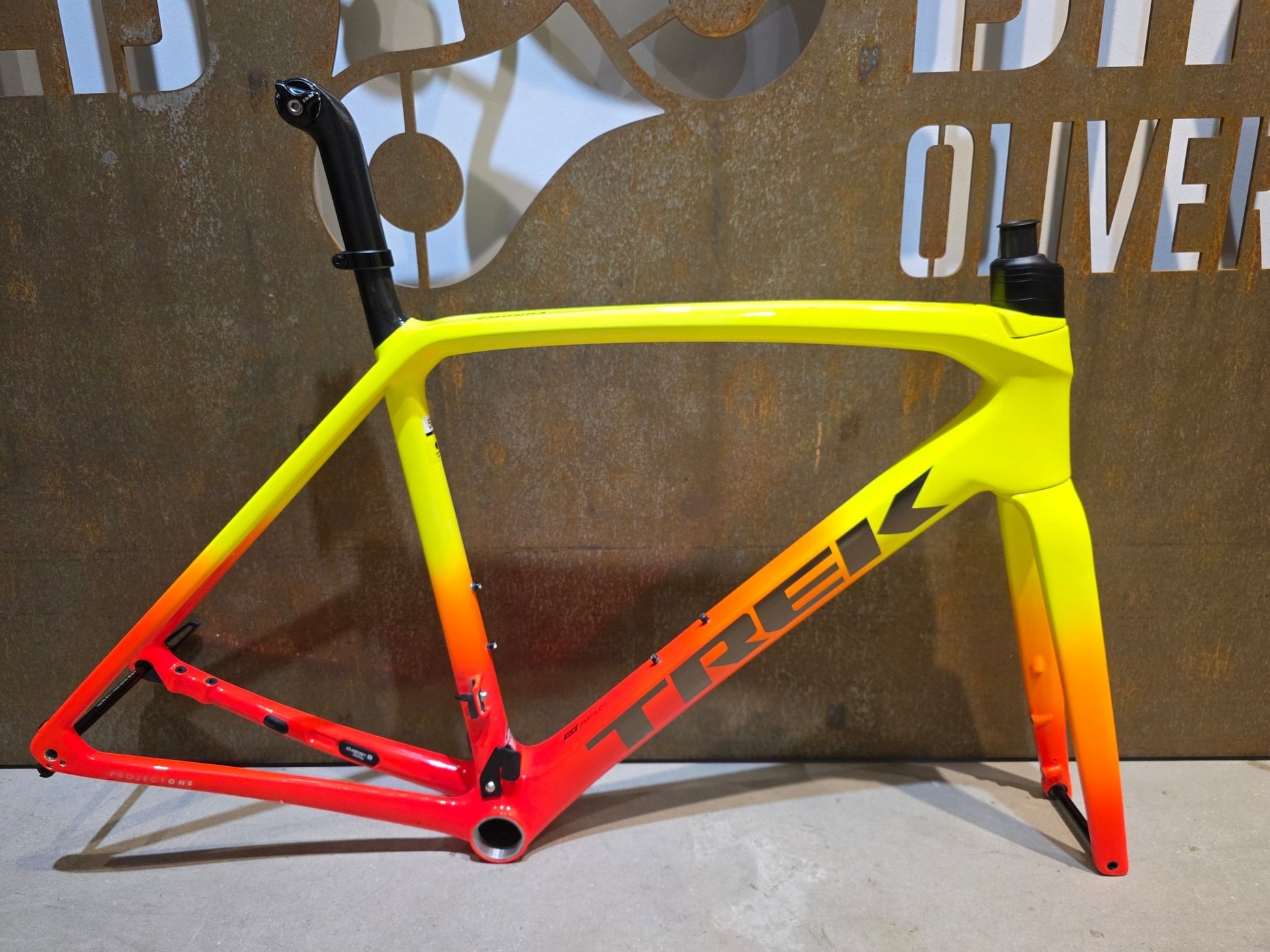 Rennradrahmen von Trek, TREK EMONDA SLR RAHMENSET / DISC / 56CM / WARTUNGSBEDÜRTIG in variant_title vor USEDBIKES - OB.DE Hintergrund