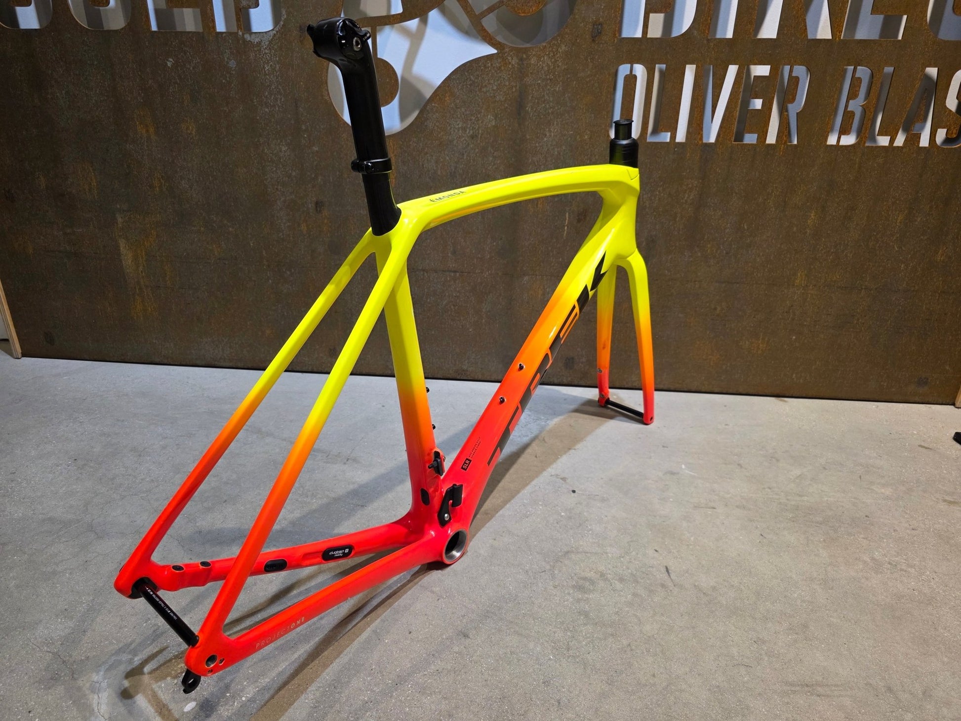 Rennradrahmen von Trek, TREK EMONDA SLR RAHMENSET / DISC / 56CM / WARTUNGSBEDÜRTIG in variant_title vor USEDBIKES - OB.DE Hintergrund