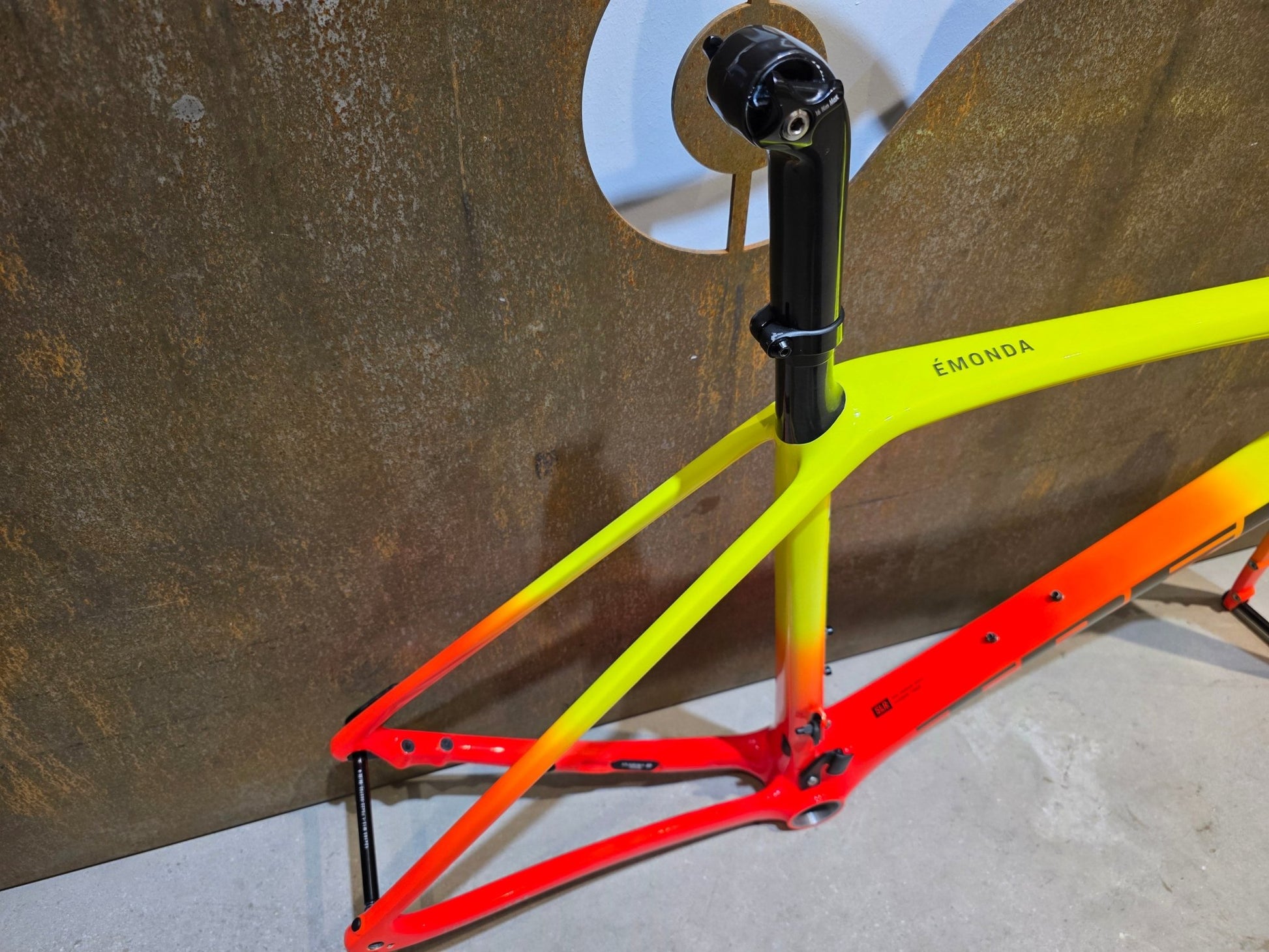 Rennradrahmen von Trek, TREK EMONDA SLR RAHMENSET / DISC / 56CM / WARTUNGSBEDÜRTIG in variant_title vor USEDBIKES - OB.DE Hintergrund