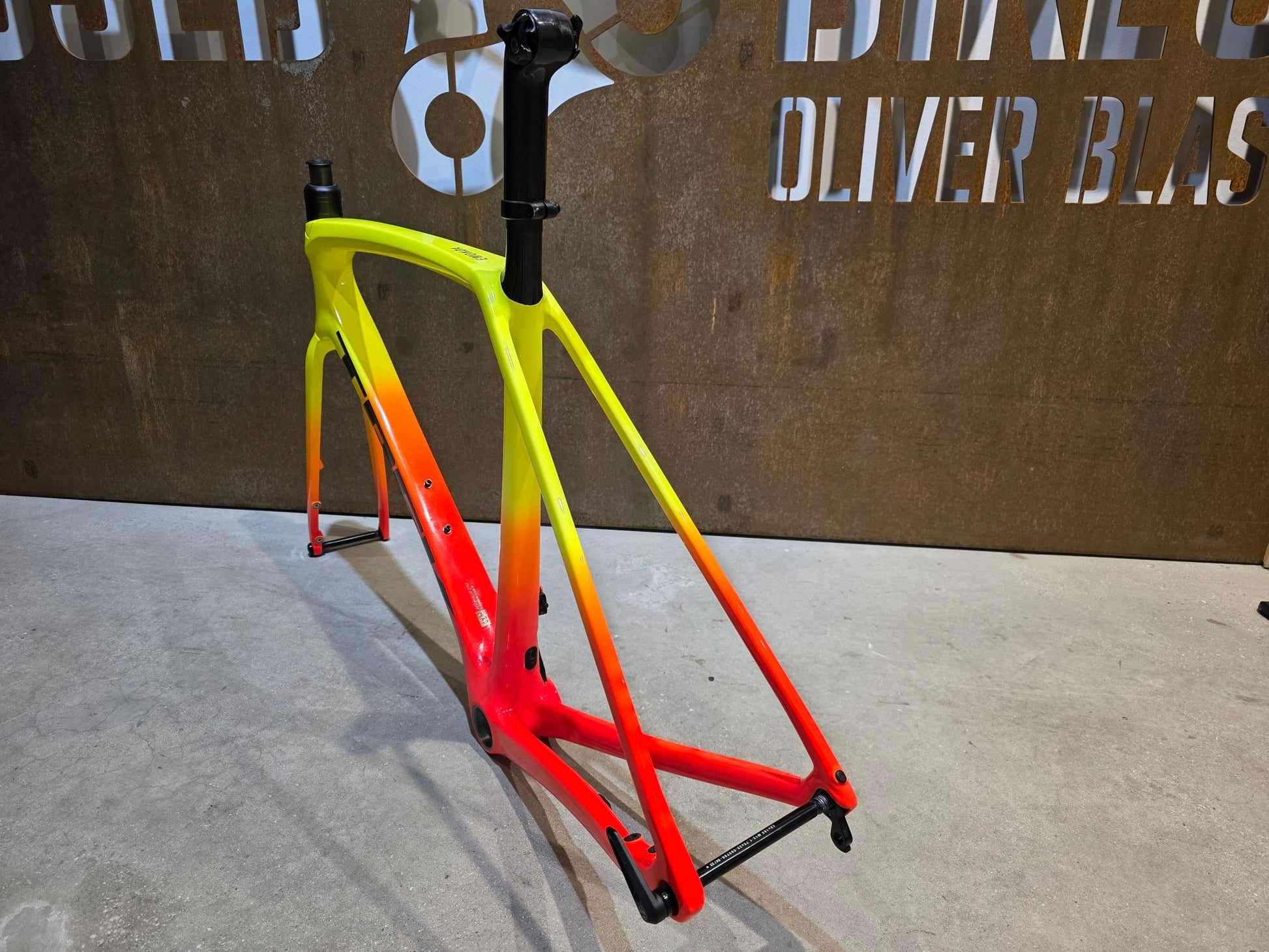 Rennradrahmen von Trek, TREK EMONDA SLR RAHMENSET / DISC / 56CM / WARTUNGSBEDÜRTIG in variant_title vor USEDBIKES - OB.DE Hintergrund