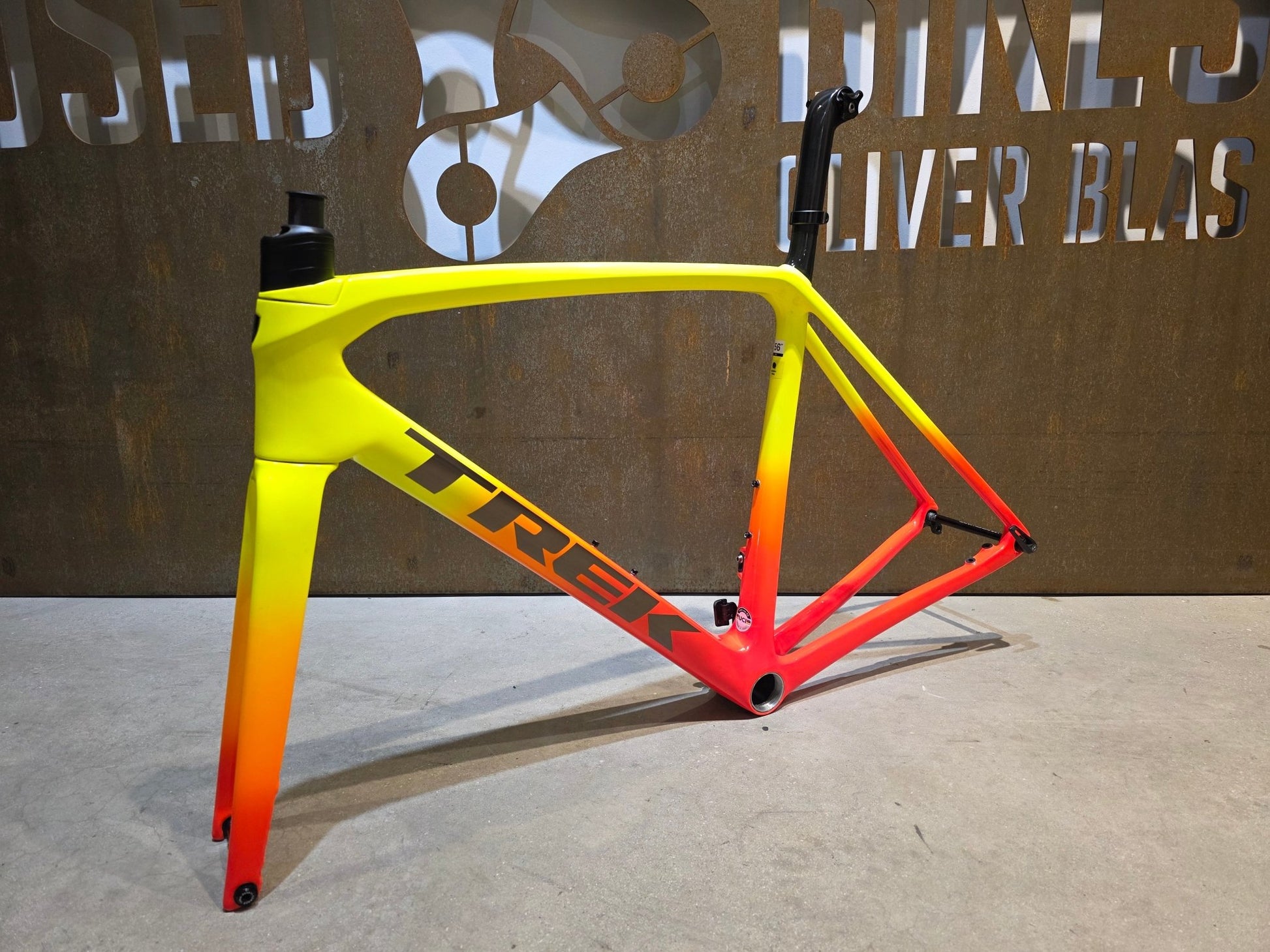 Rennradrahmen von Trek, TREK EMONDA SLR RAHMENSET / DISC / 56CM / WARTUNGSBEDÜRTIG in variant_title vor USEDBIKES - OB.DE Hintergrund