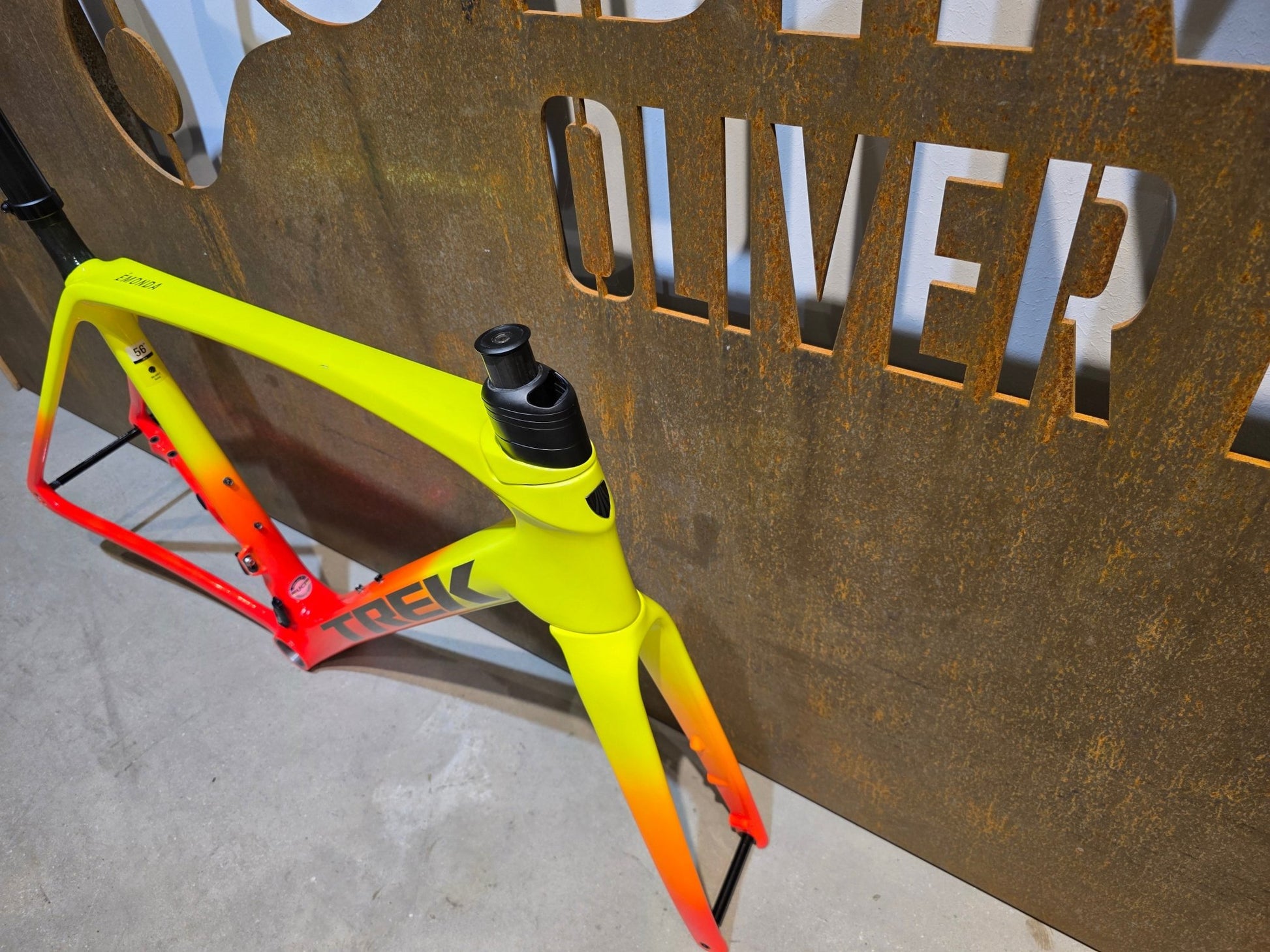 Rennradrahmen von Trek, TREK EMONDA SLR RAHMENSET / DISC / 56CM / WARTUNGSBEDÜRTIG in variant_title vor USEDBIKES - OB.DE Hintergrund