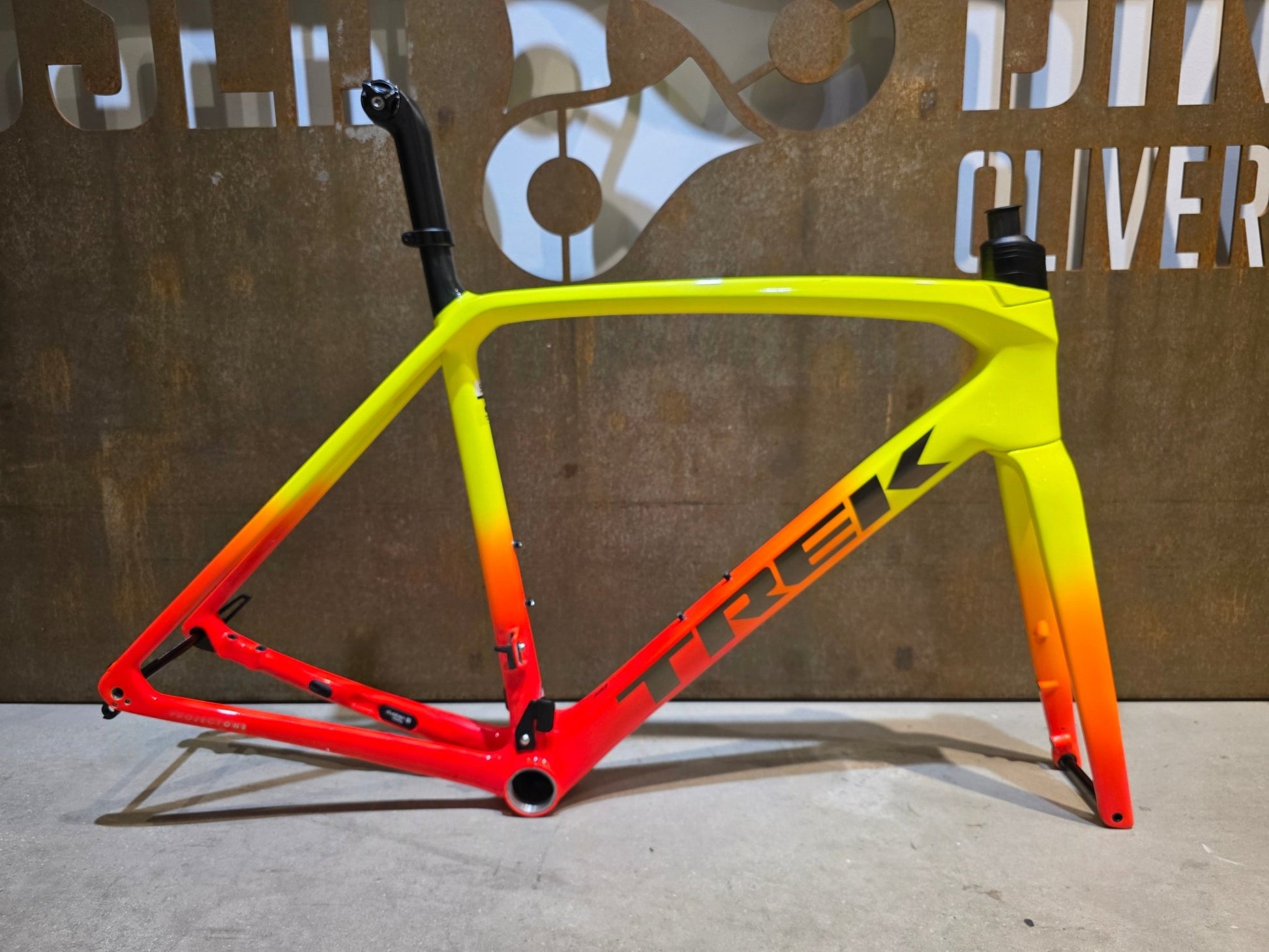 Rennradrahmen von Trek, TREK EMONDA SLR RAHMENSET / DISC / 56CM / WARTUNGSBEDÜRTIG in variant_title vor USEDBIKES - OB.DE Hintergrund