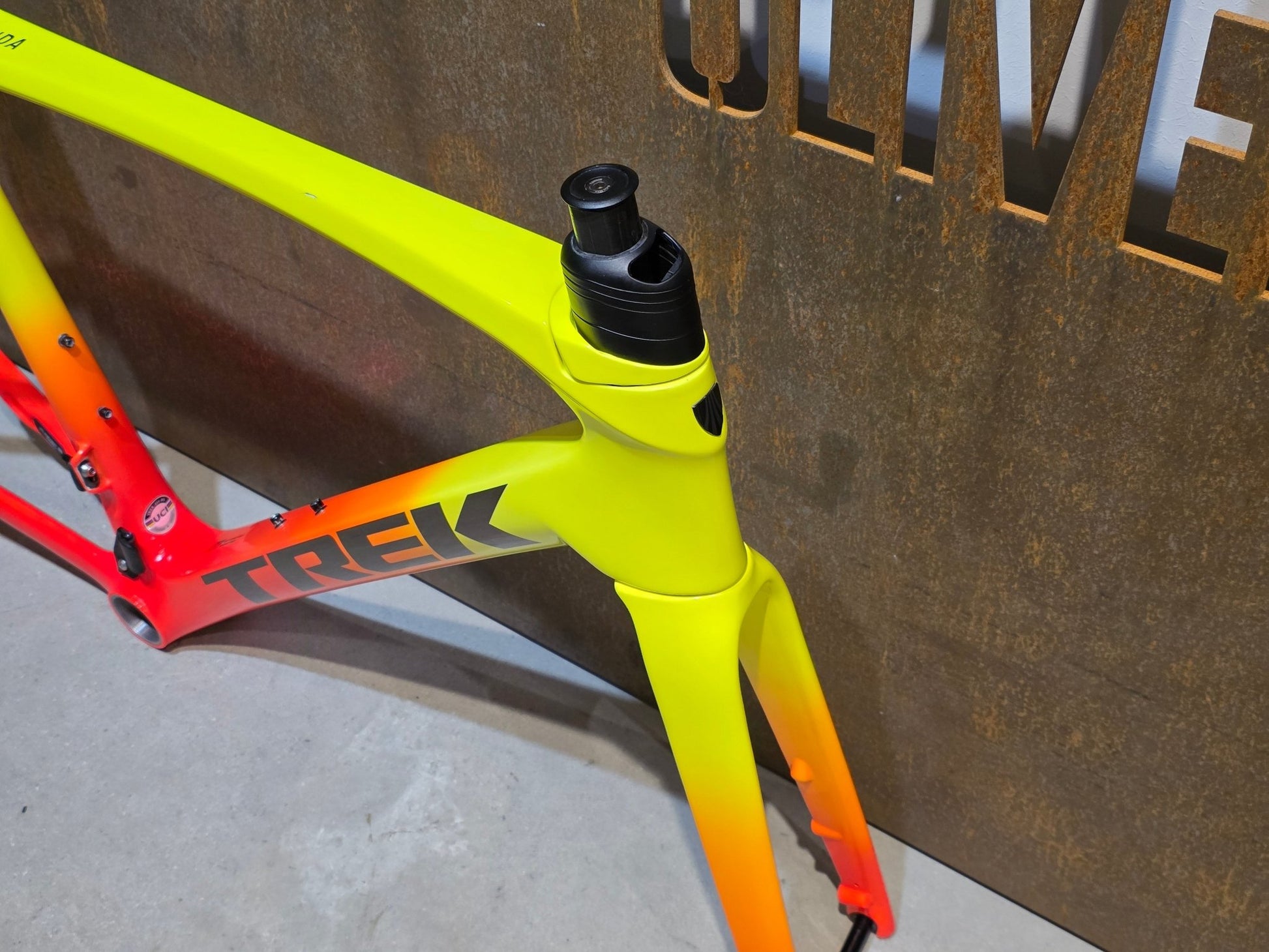 Rennradrahmen von Trek, TREK EMONDA SLR RAHMENSET / DISC / 56CM / WARTUNGSBEDÜRTIG in variant_title vor USEDBIKES - OB.DE Hintergrund