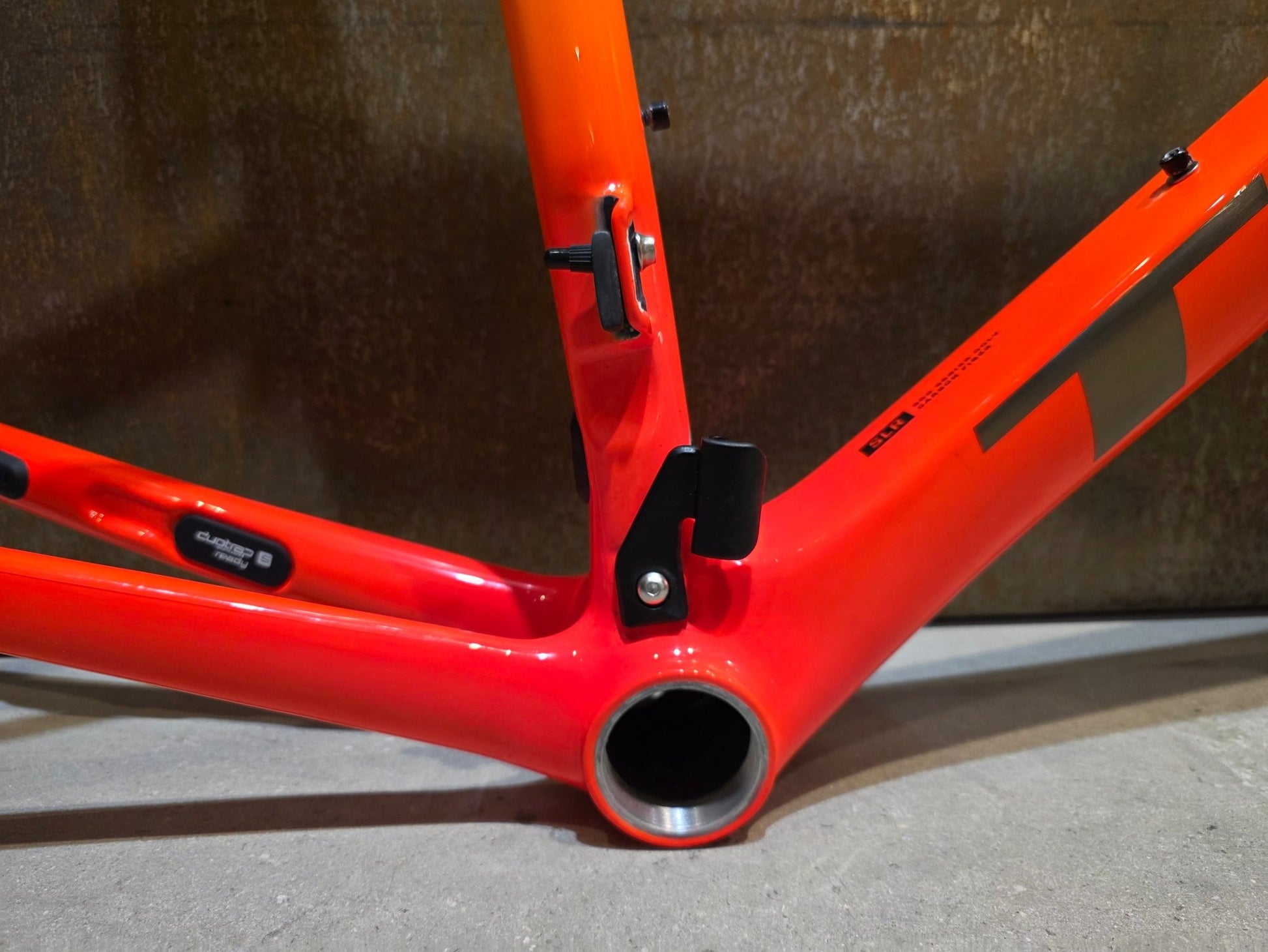 Rennradrahmen von Trek, TREK EMONDA SLR RAHMENSET / DISC / 56CM / WARTUNGSBEDÜRTIG in variant_title vor USEDBIKES - OB.DE Hintergrund