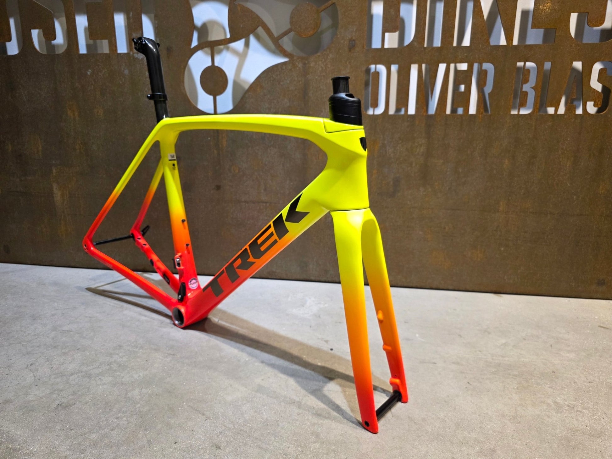 Rennradrahmen von Trek, TREK EMONDA SLR RAHMENSET / DISC / 56CM / WARTUNGSBEDÜRTIG in variant_title vor USEDBIKES - OB.DE Hintergrund