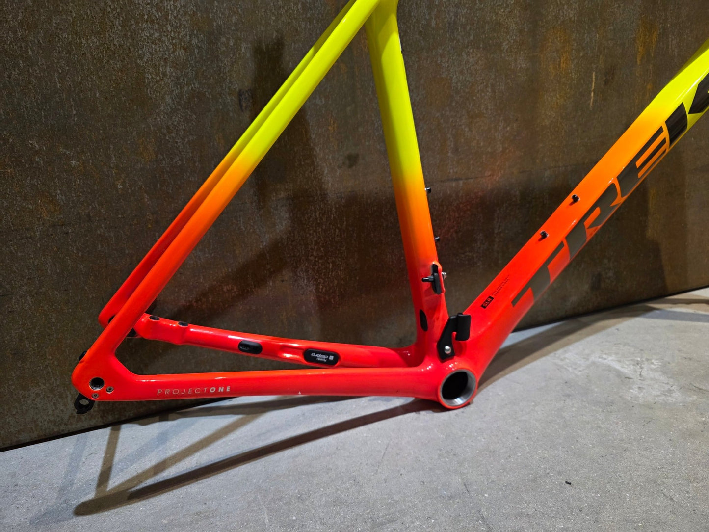 Rennradrahmen von Trek, TREK EMONDA SLR RAHMENSET / DISC / 56CM / WARTUNGSBEDÜRTIG in variant_title vor USEDBIKES - OB.DE Hintergrund