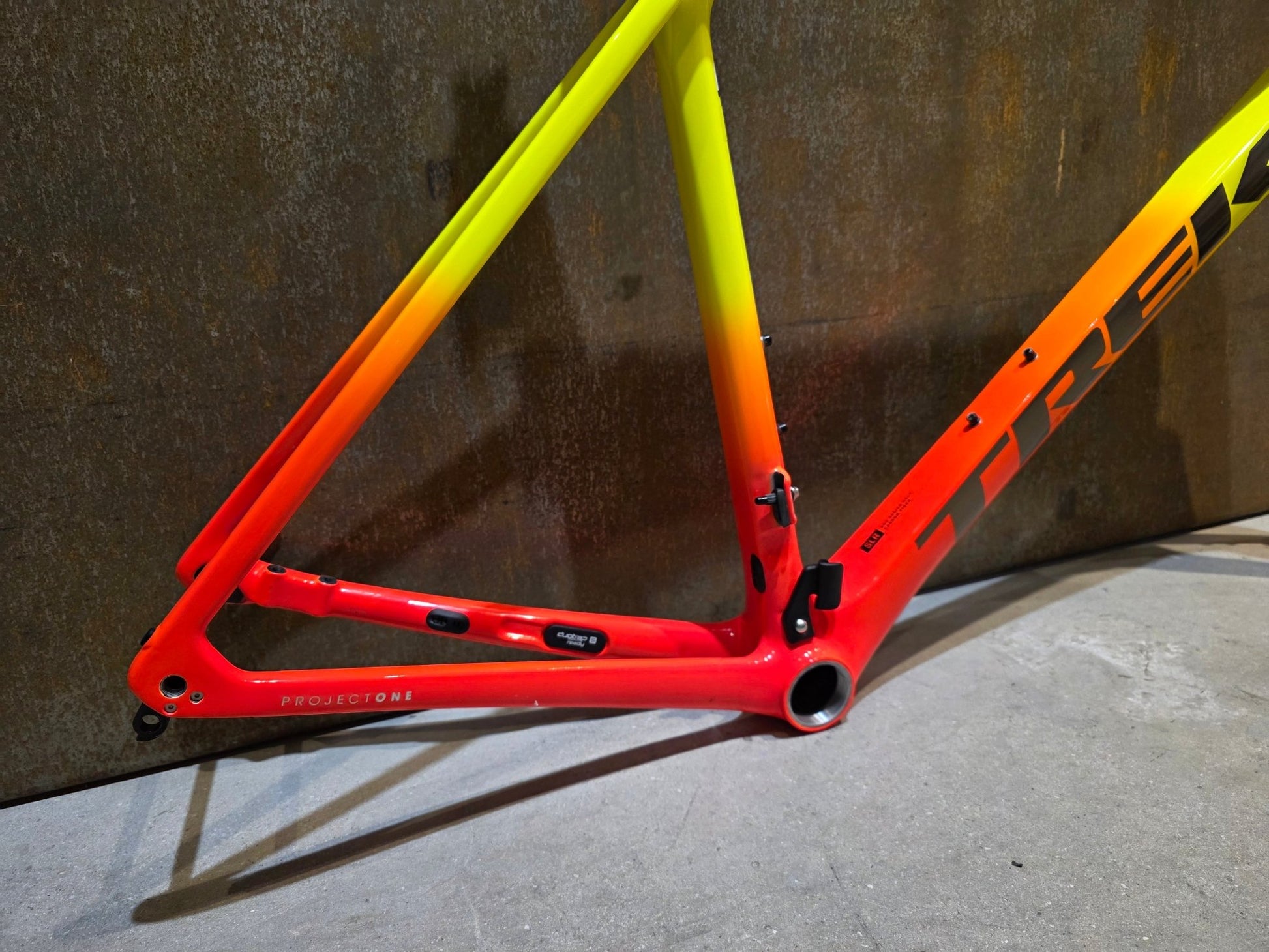 Rennradrahmen von Trek, TREK EMONDA SLR RAHMENSET / DISC / 56CM / WARTUNGSBEDÜRTIG in variant_title vor USEDBIKES - OB.DE Hintergrund