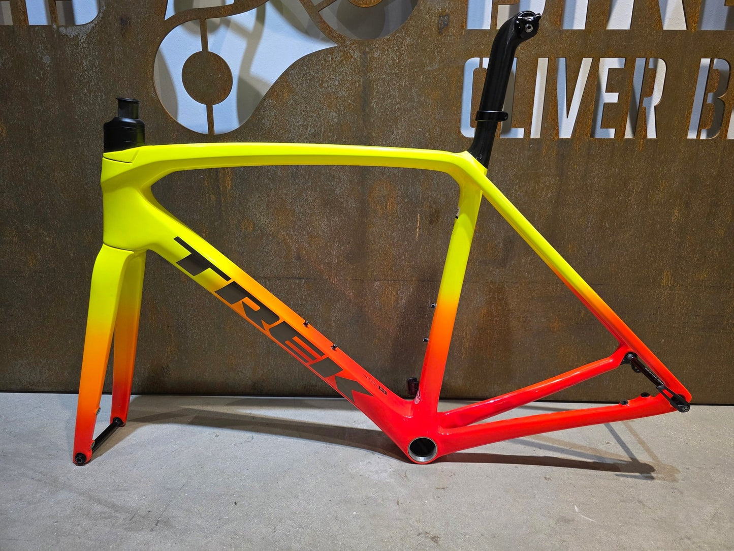 Rennradrahmen von Trek, TREK EMONDA SLR RAHMENSET / DISC / 56CM / WARTUNGSBEDÜRTIG in variant_title vor USEDBIKES - OB.DE Hintergrund