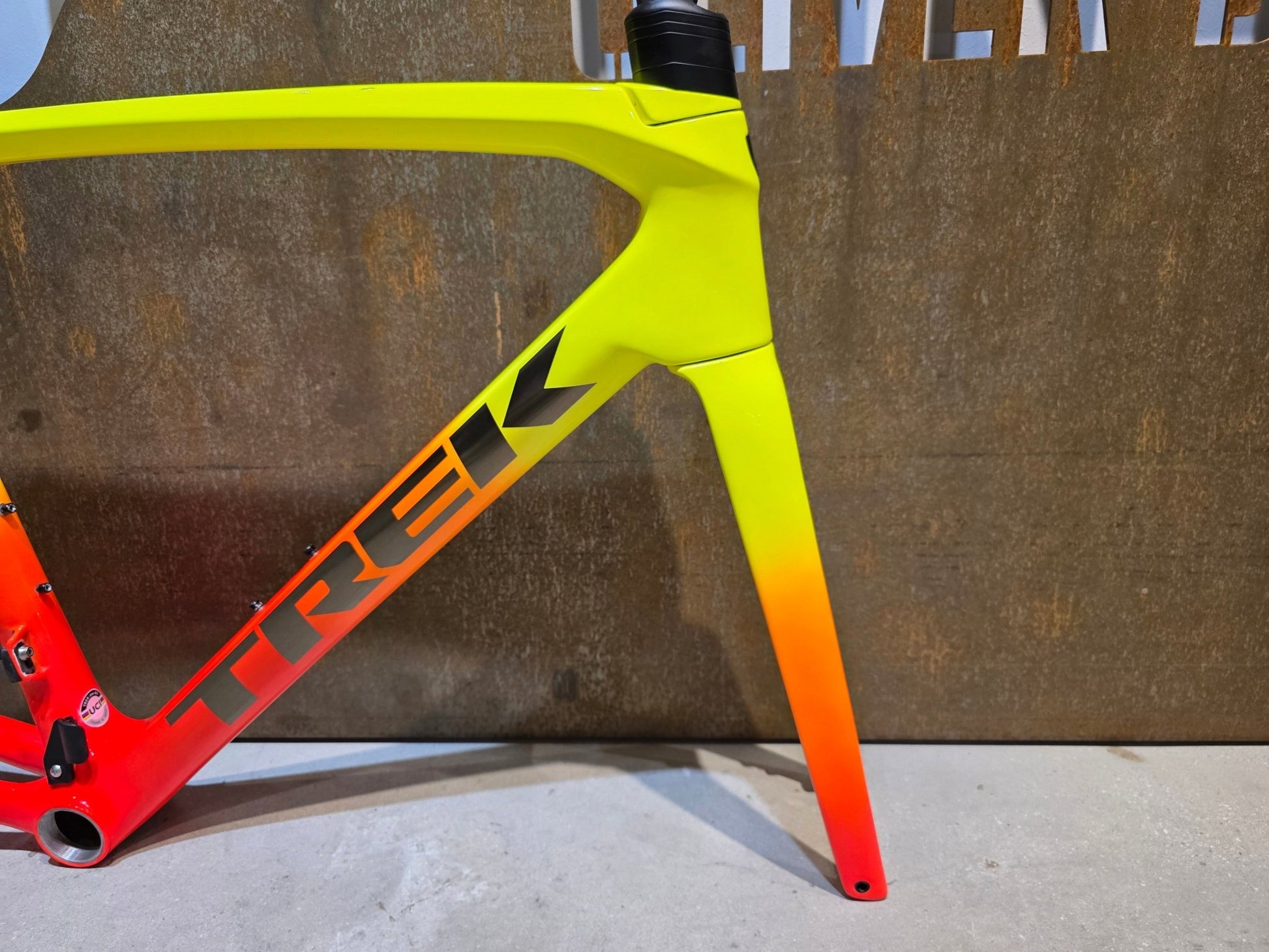 Rennradrahmen von Trek, TREK EMONDA SLR RAHMENSET / DISC / 56CM / WARTUNGSBEDÜRTIG in variant_title vor USEDBIKES - OB.DE Hintergrund